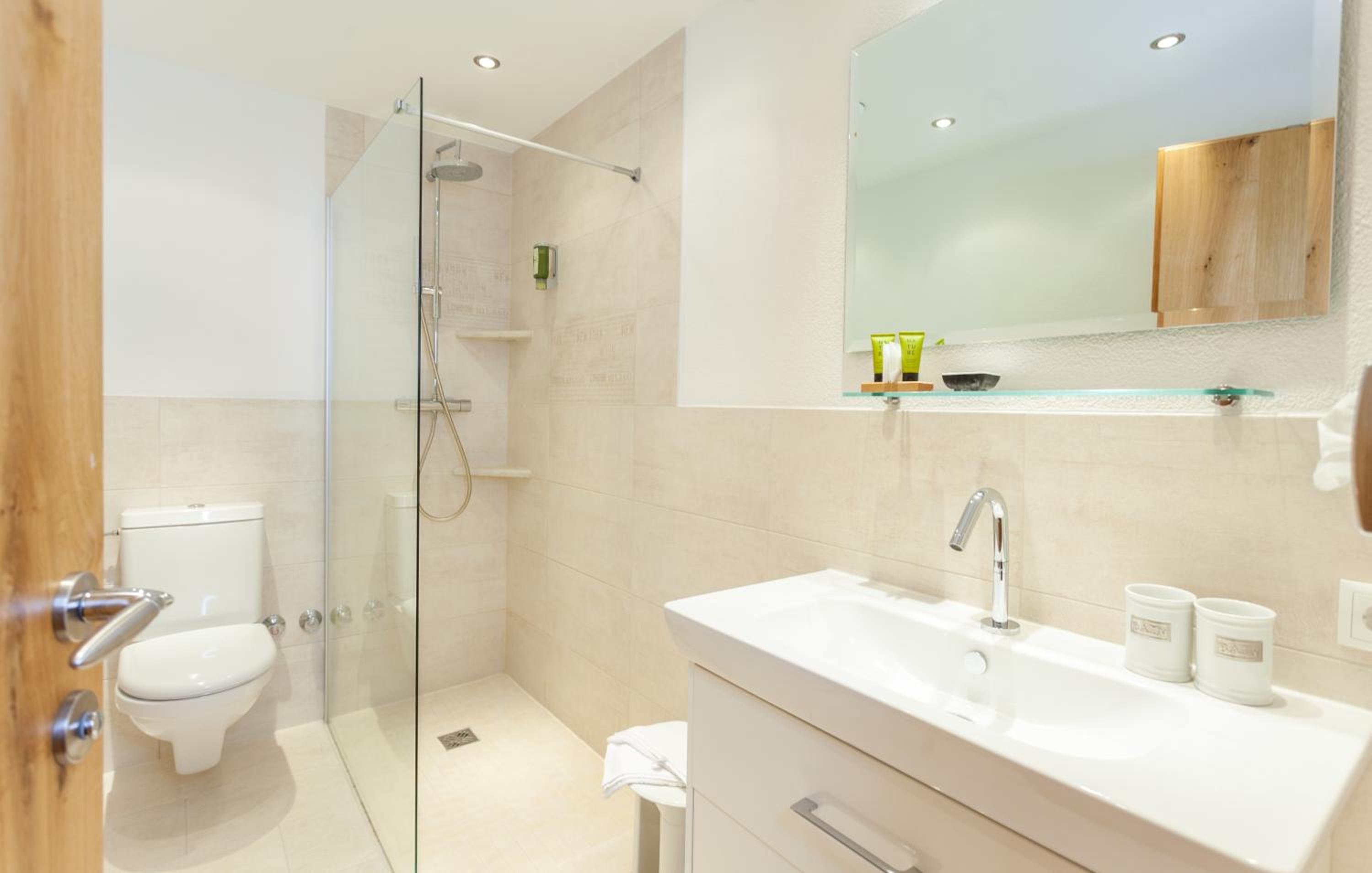 Comfort Double Room with Balcony - Photo 9