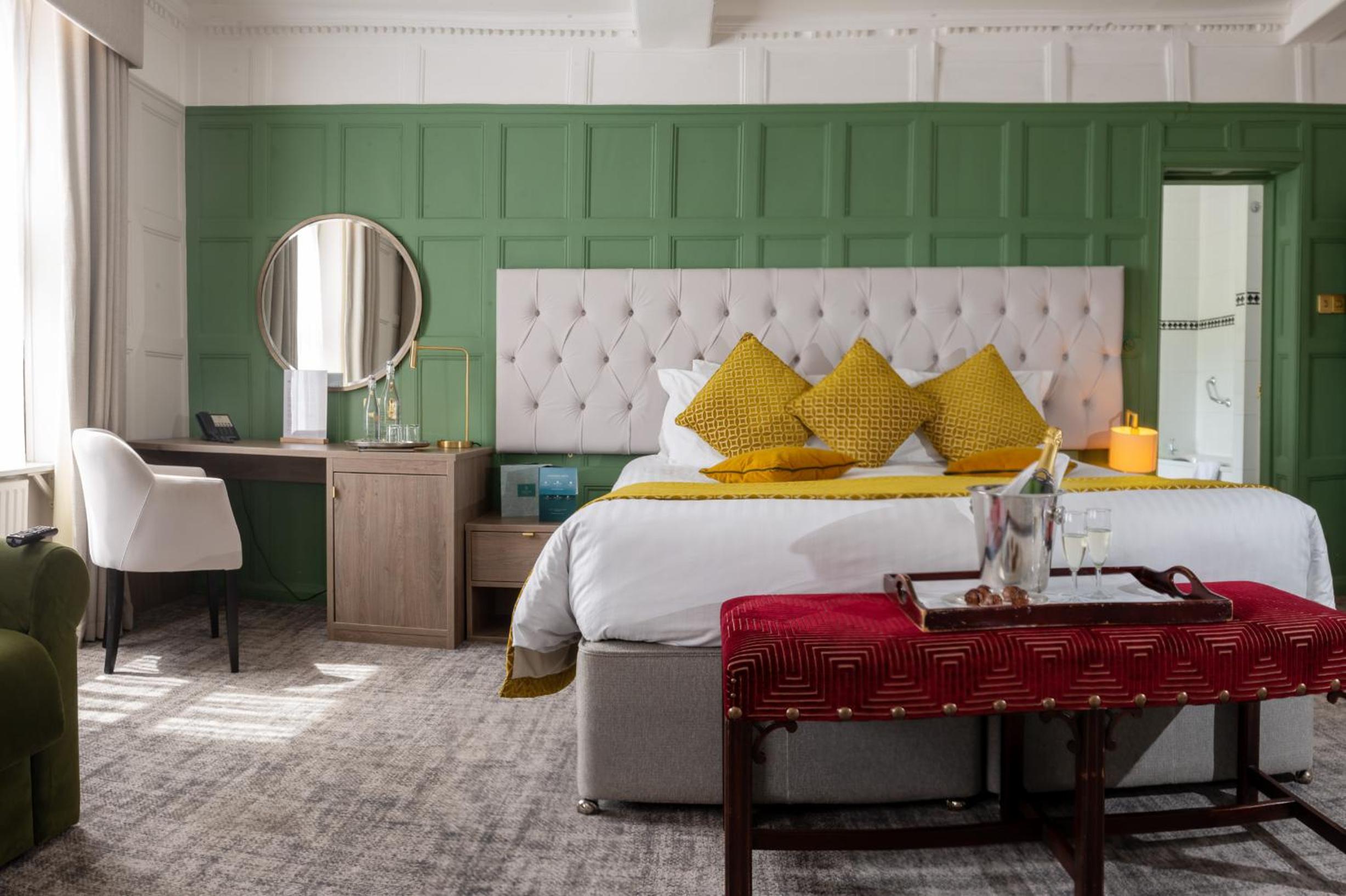 Deluxe ‘Charles Allen Jones Suite’ Family Room