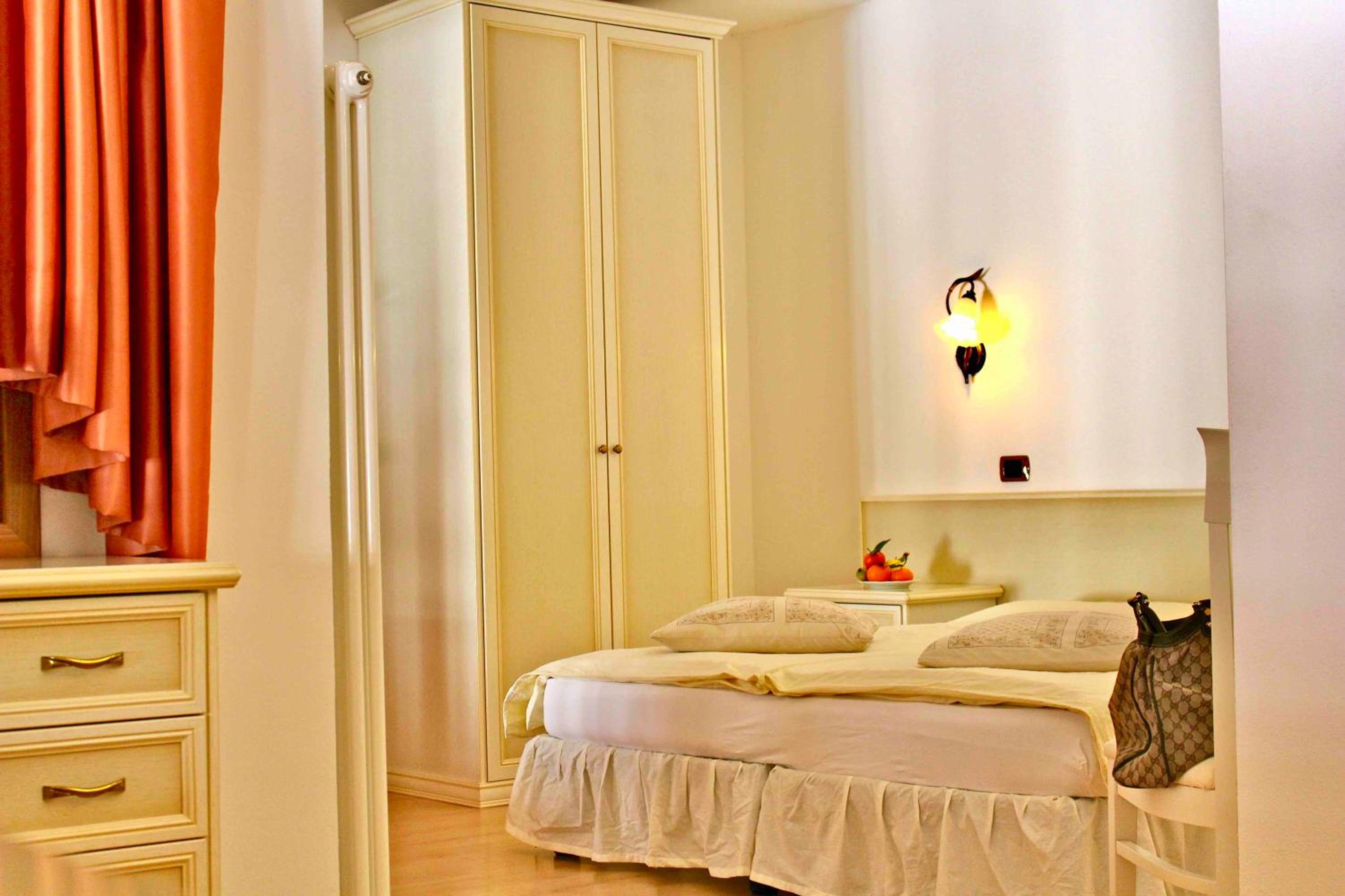 Double Room with Spa Bath photo 1