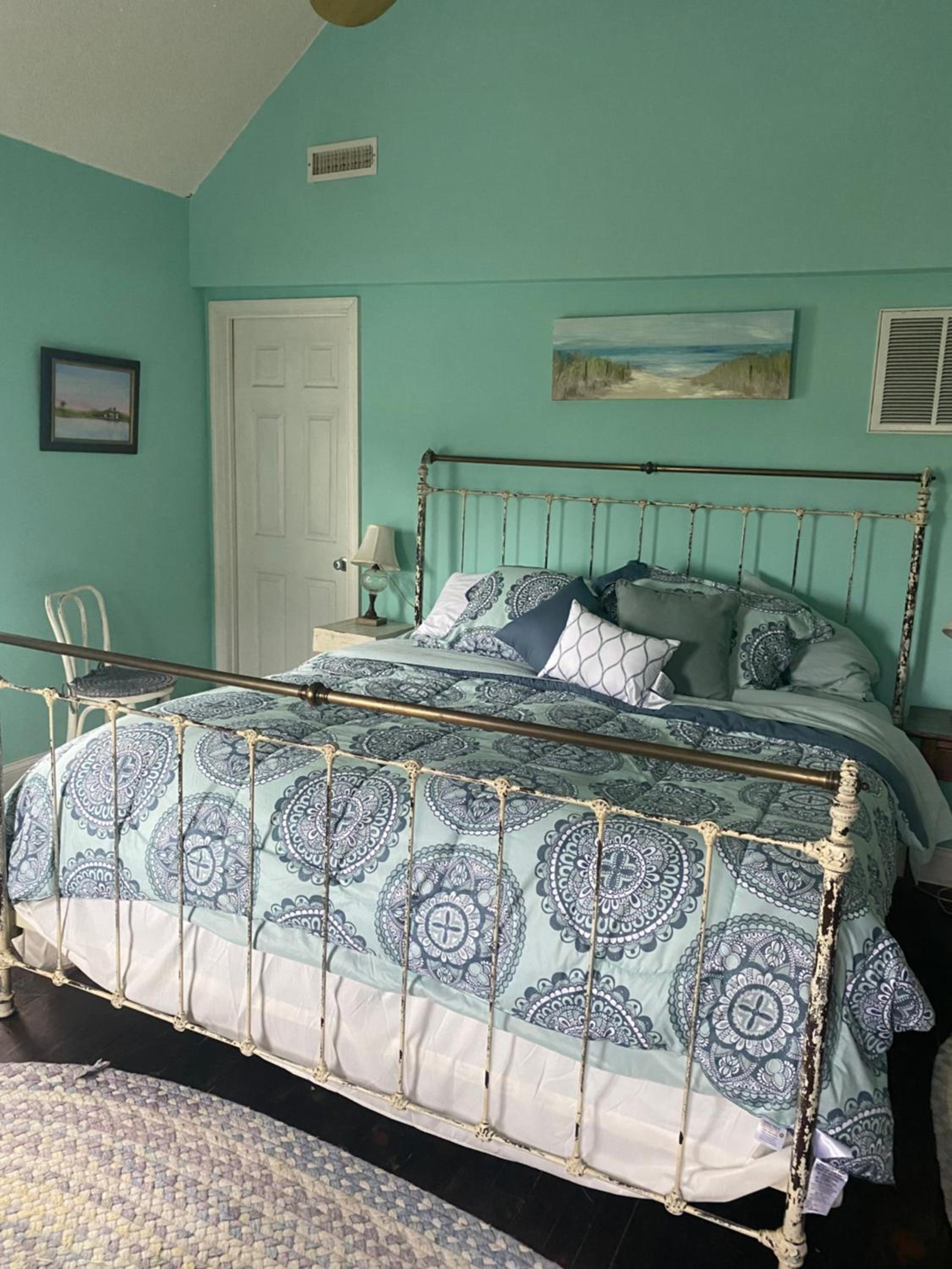 Two-Bedroom House - Photo 1