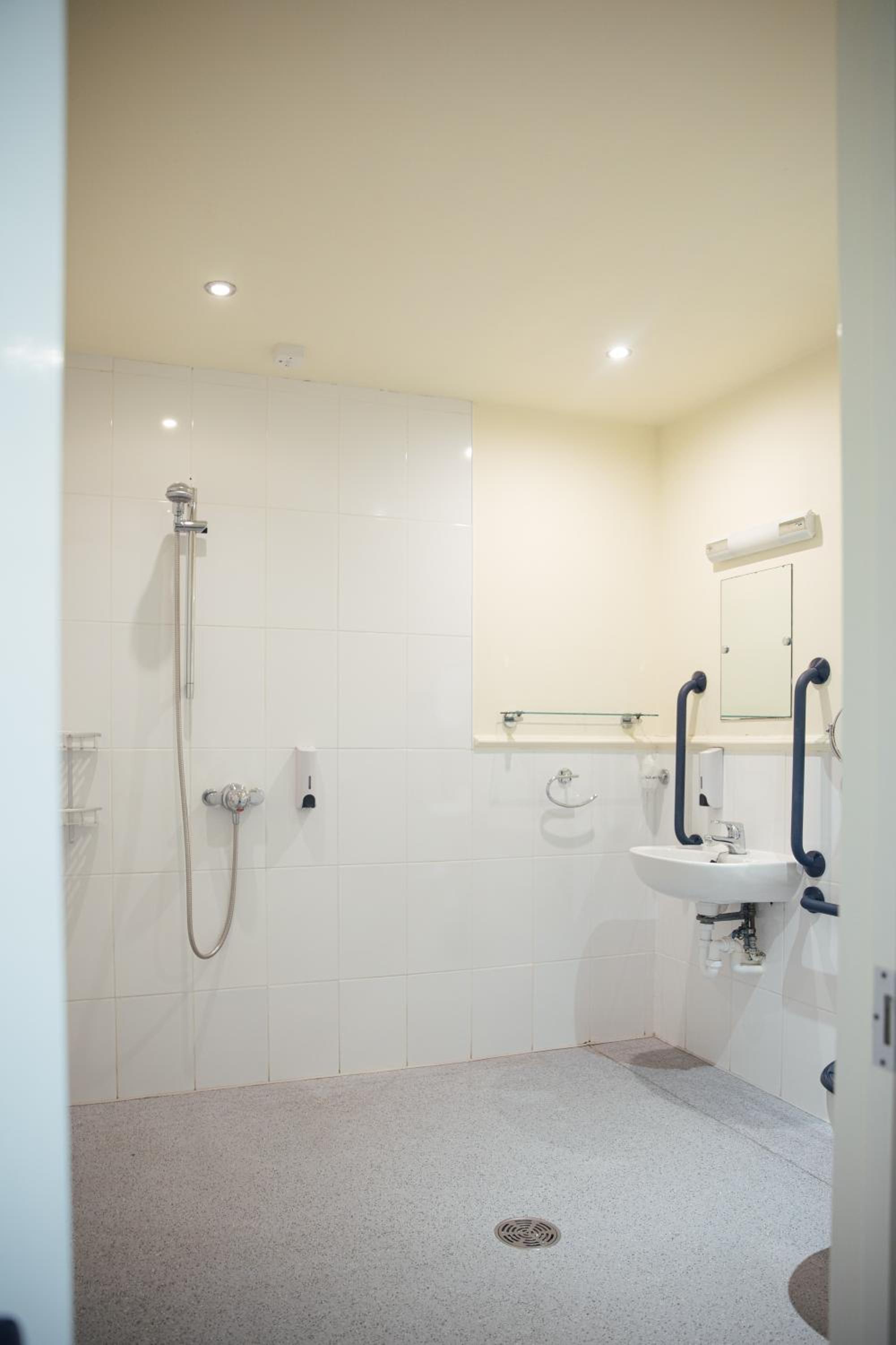 Twin Room with Private Bathroom photo 3
