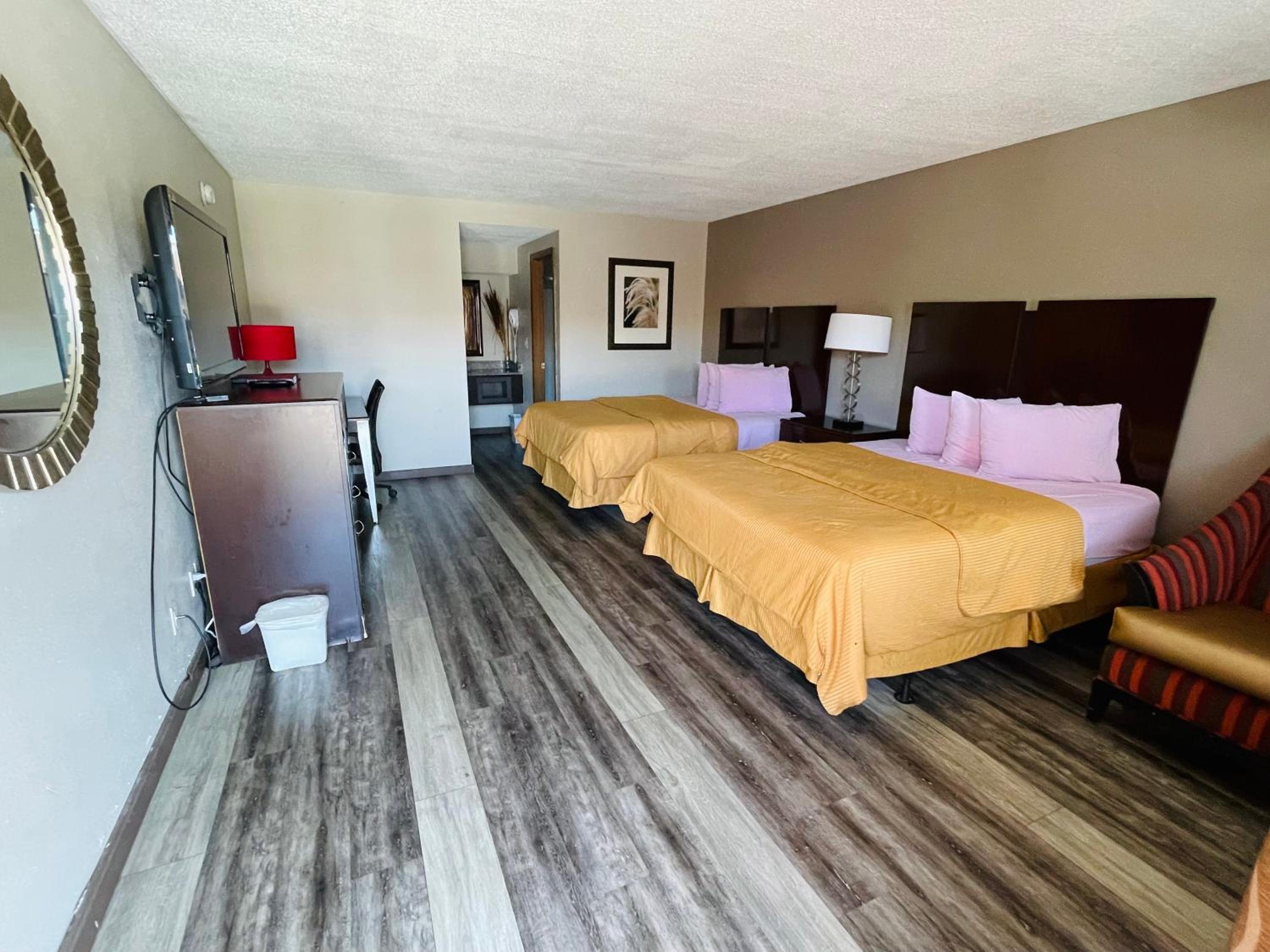 Deluxe Room with Two Queen Beds - Non-Smoking - Photo 4