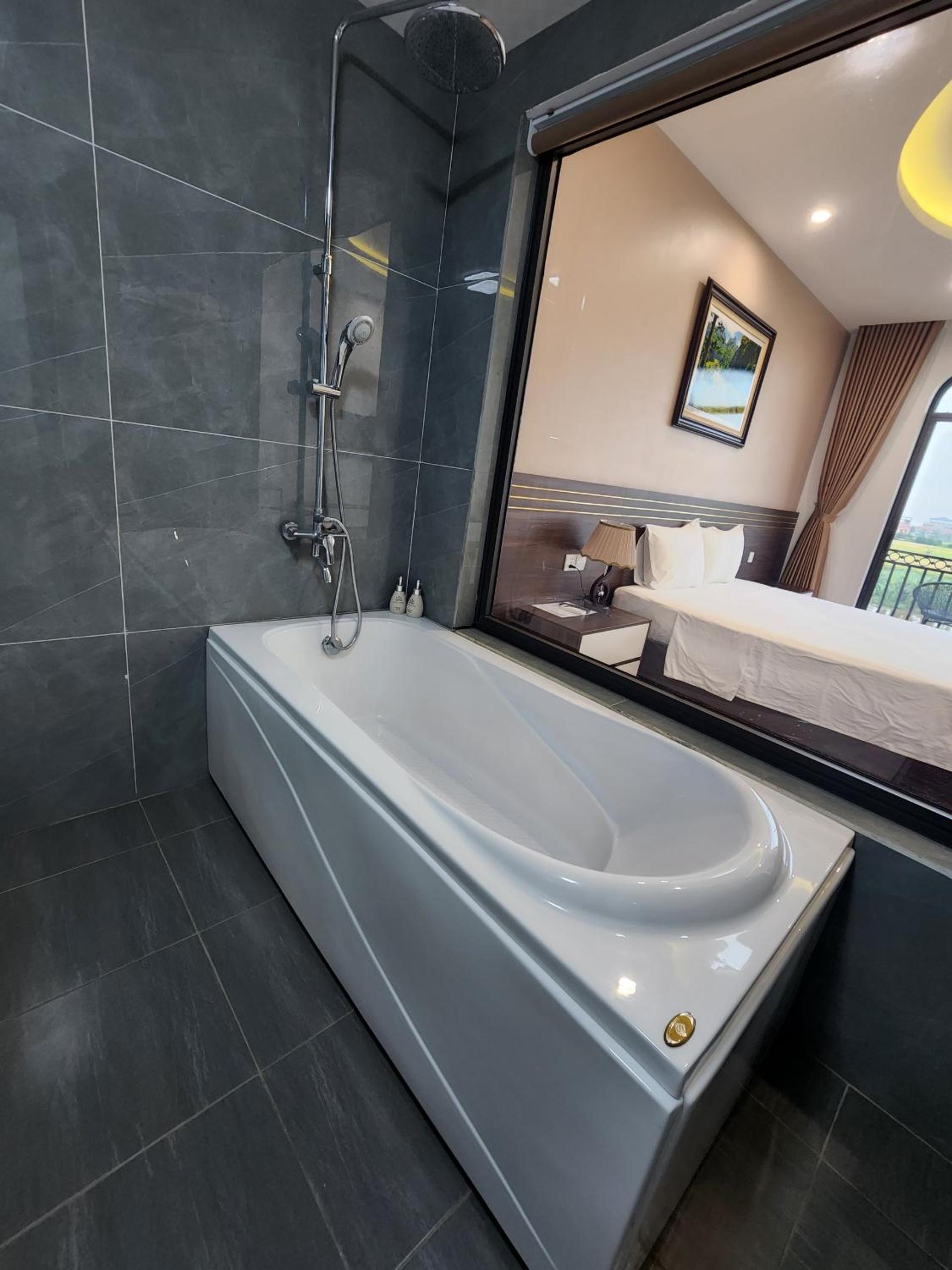 Deluxe Double Room with Bath - Photo 4