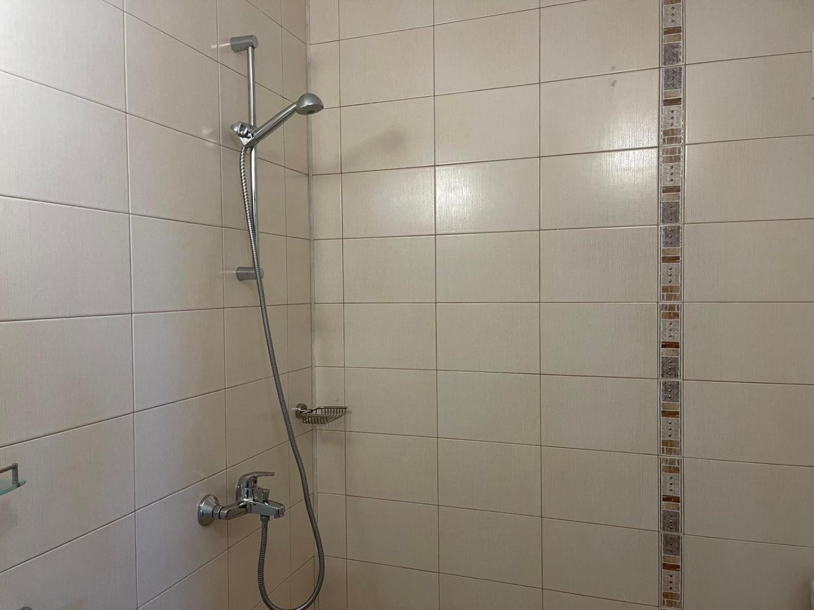 Double Room - Photo 8