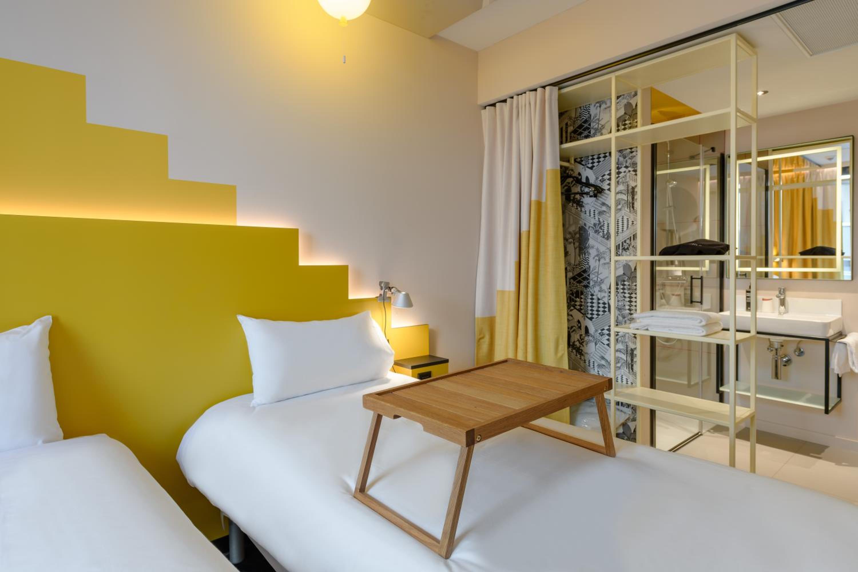 Standard room with 2 twin beds and 1 sofa bed photo 1