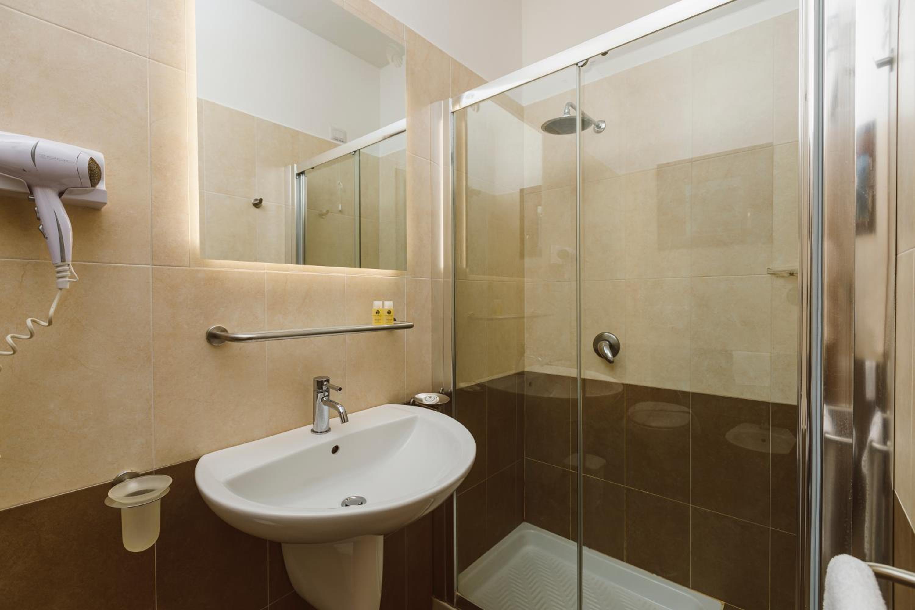 Double or Twin Room with Extra Bed - Photo 6