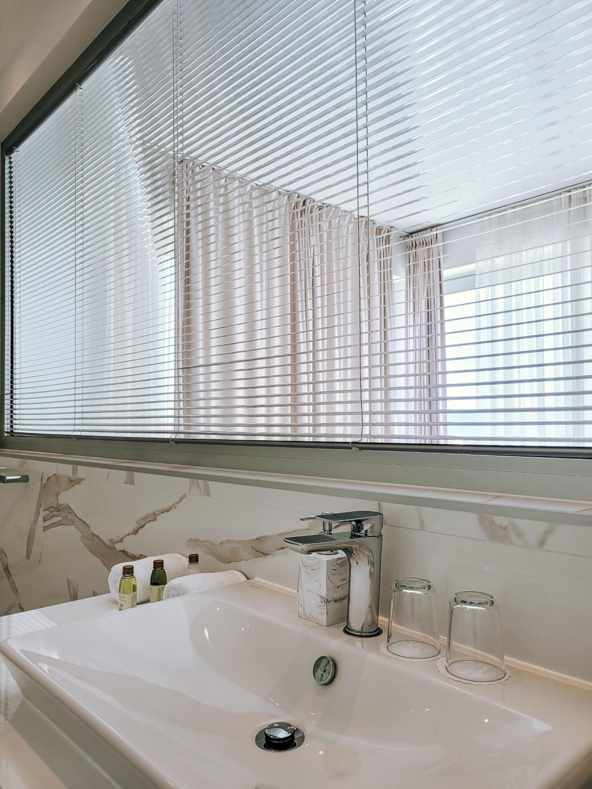 Deluxe Room with Large Terrace and Sea View - Photo 10