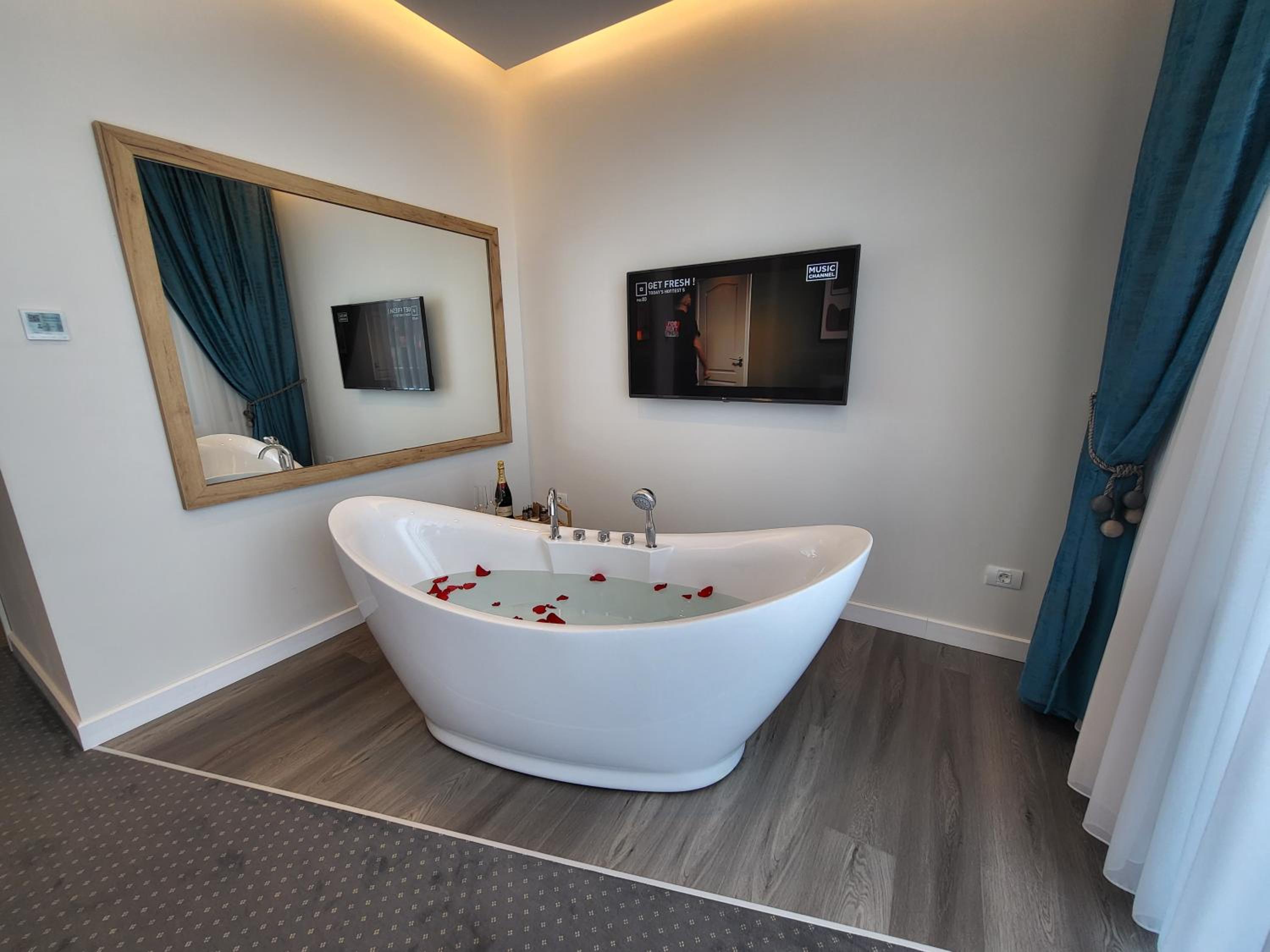 Deluxe Double Room with Bath - Photo 7