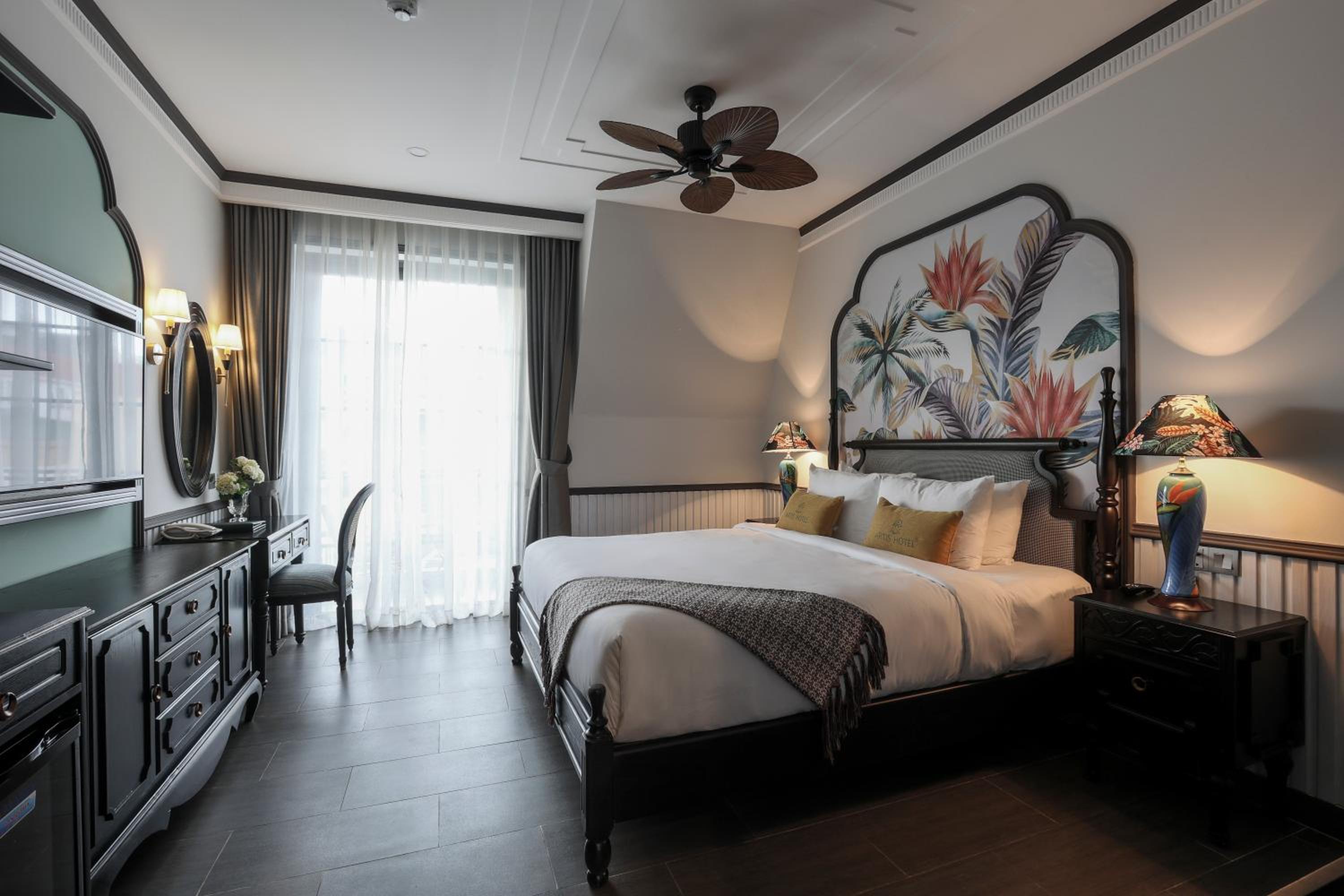 Deluxe Double Room with Balcony - Photo 2