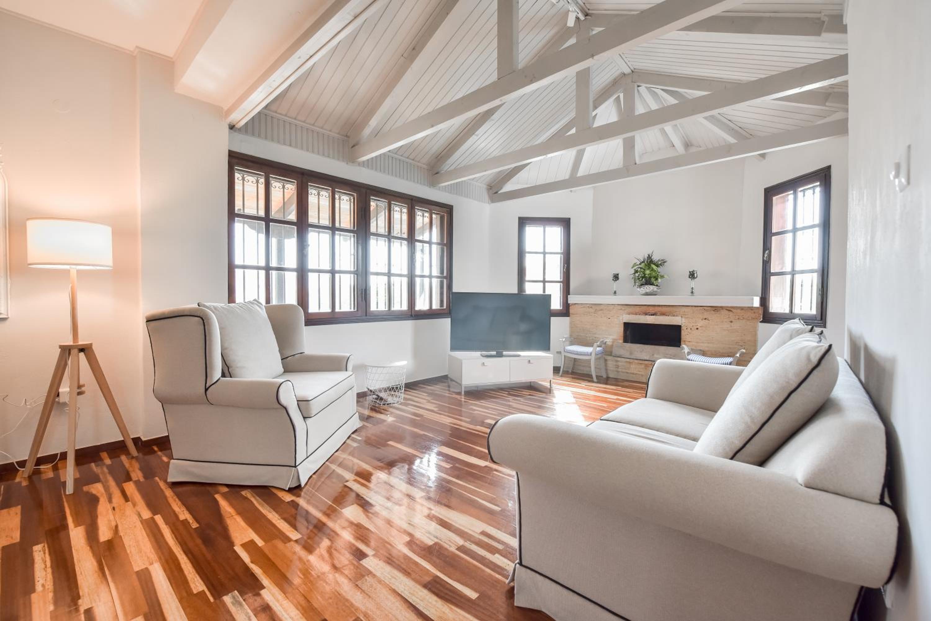 Five-Bedroom House photo 1