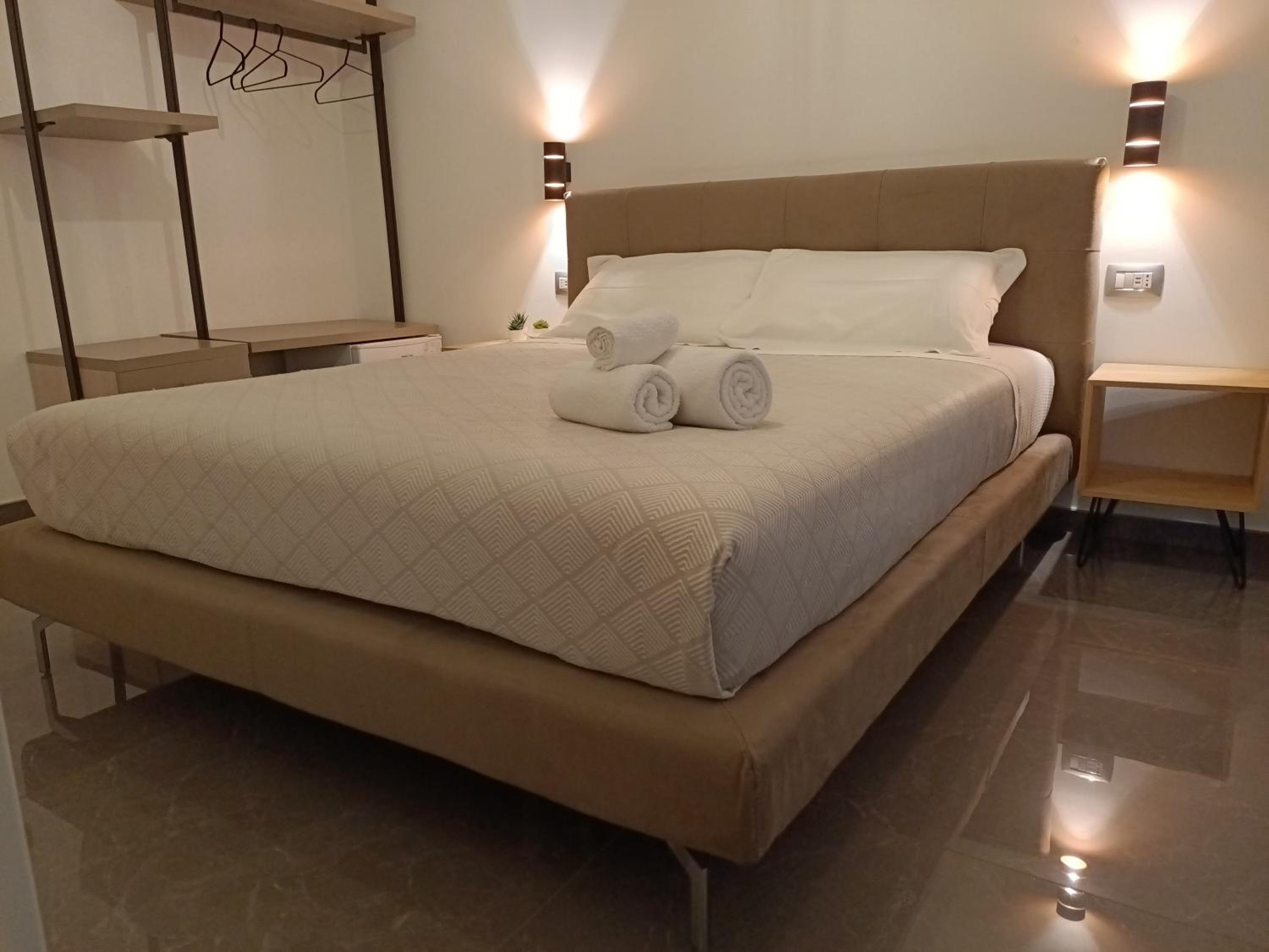 Double Room with Private Bathroom - Photo 2