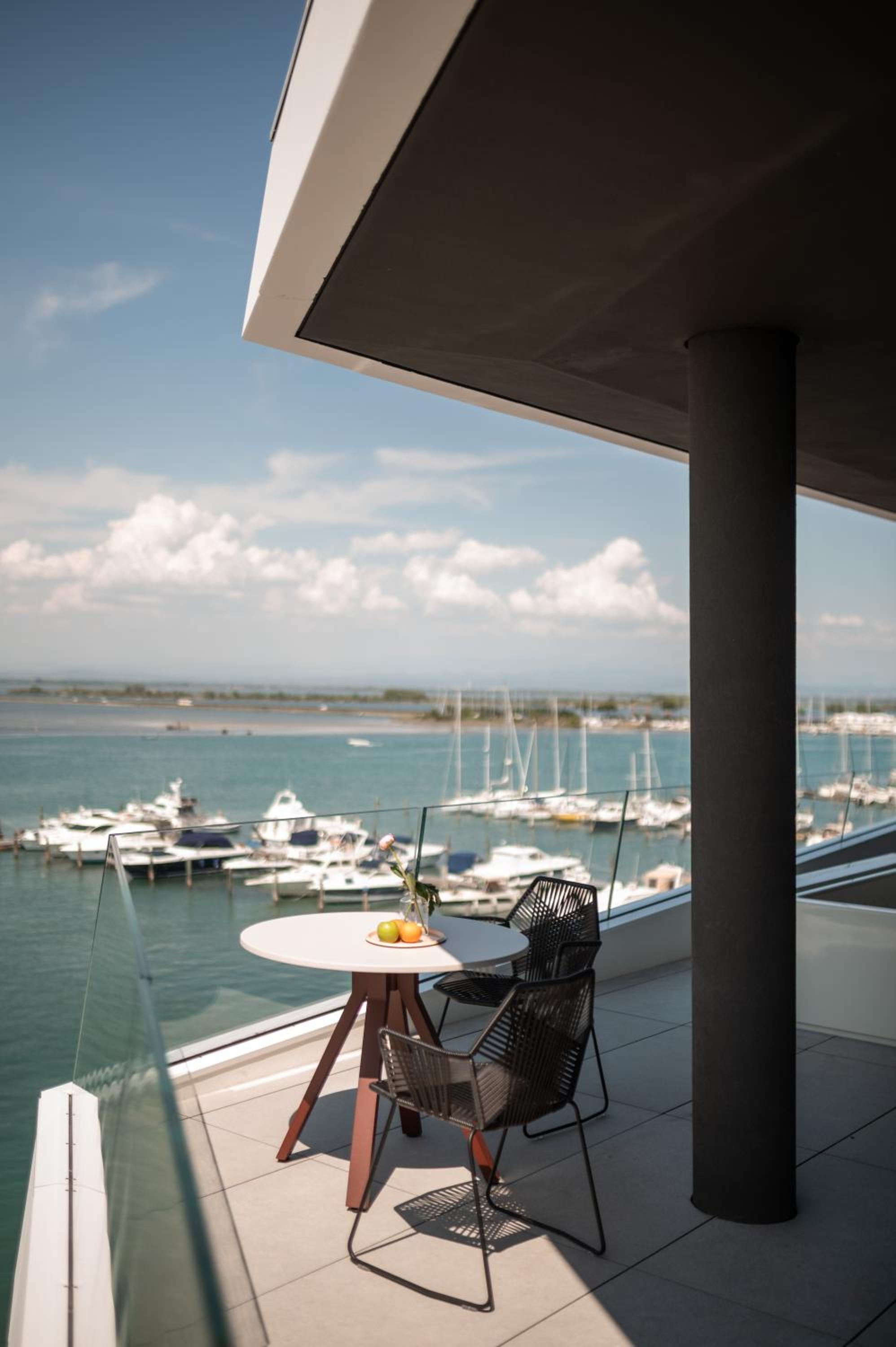 Junior Suite with Balcony - Photo 4