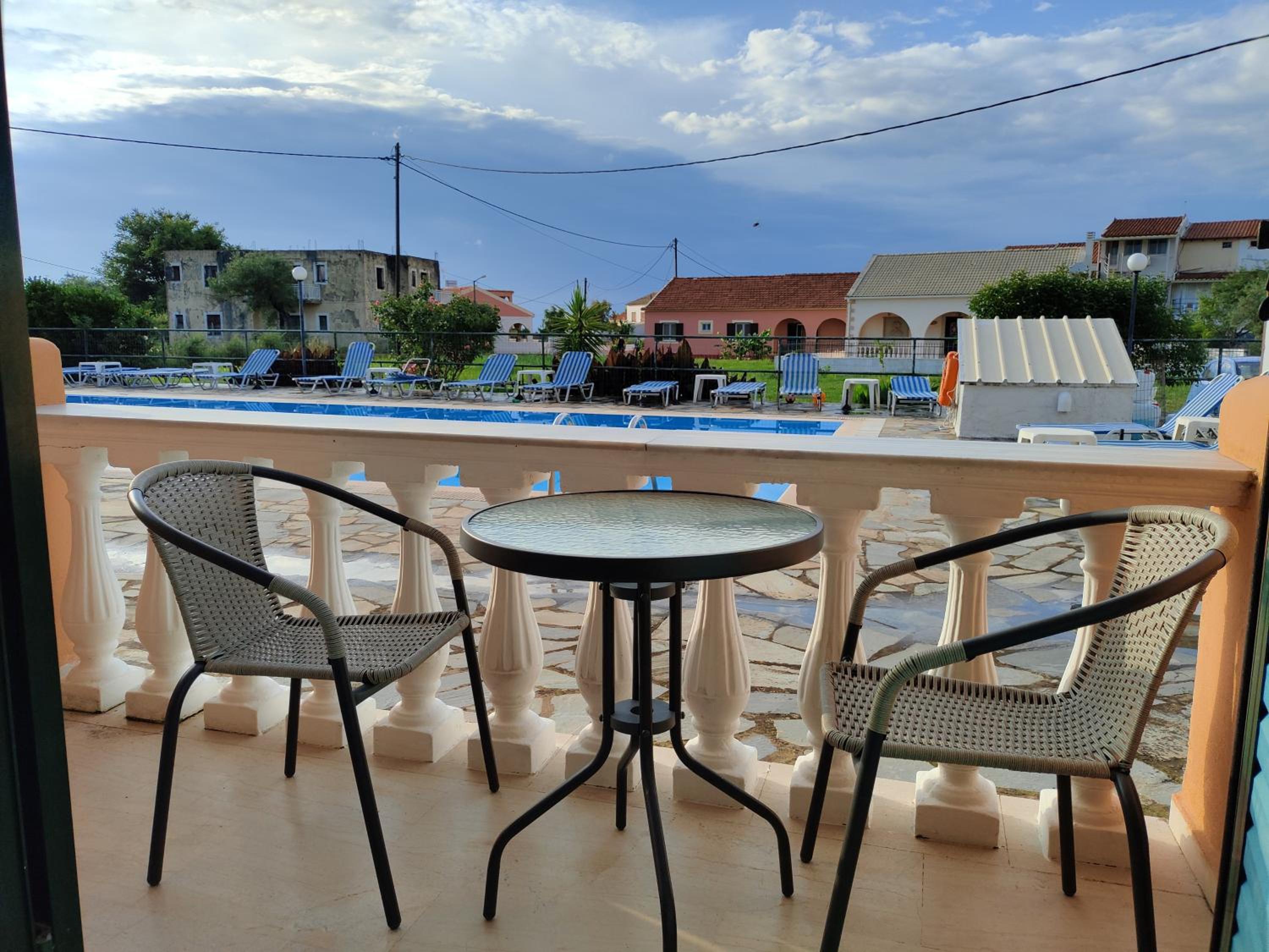 Studio with Pool View - Photo 5