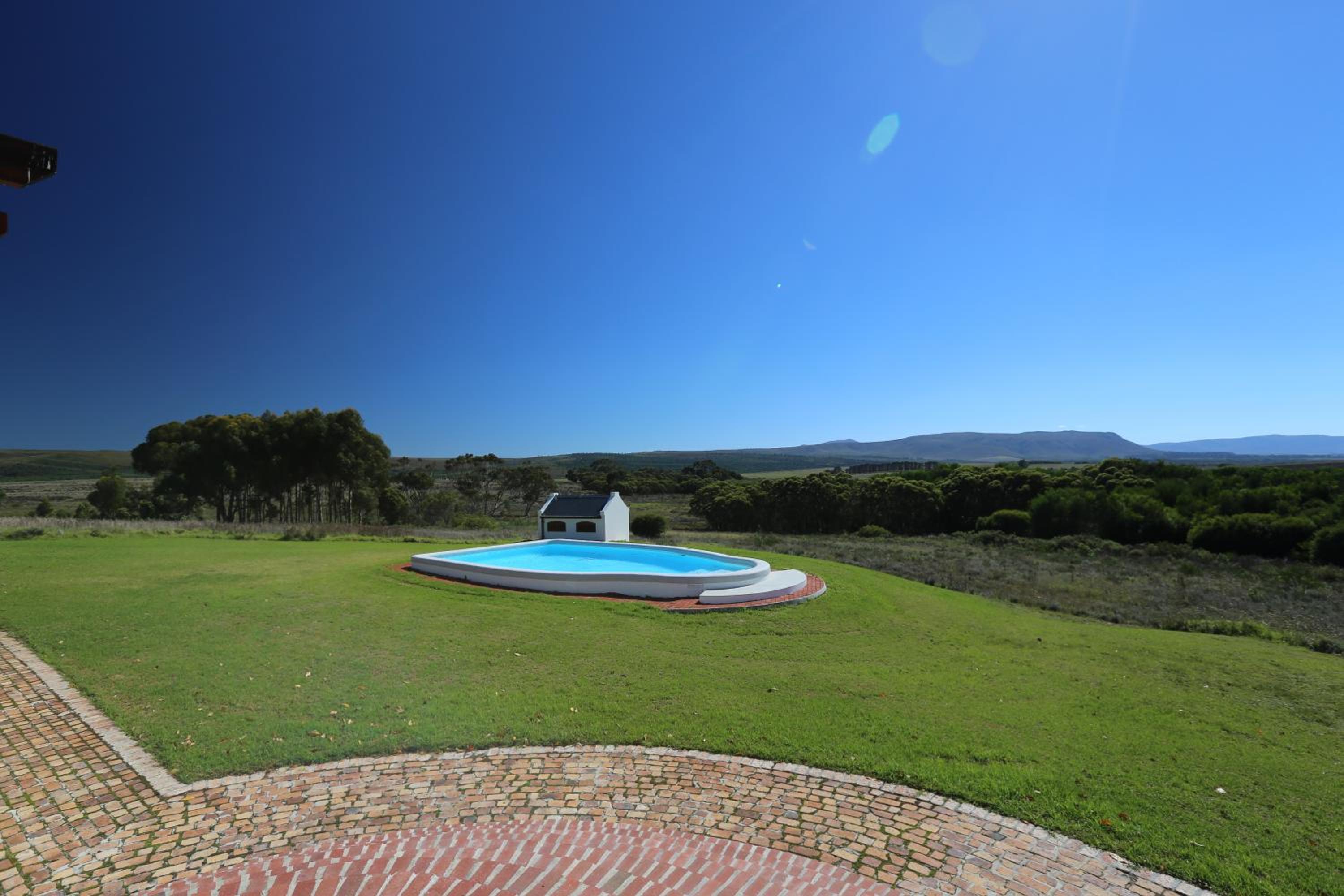 Three-Bedroom House With Pool View photo 2