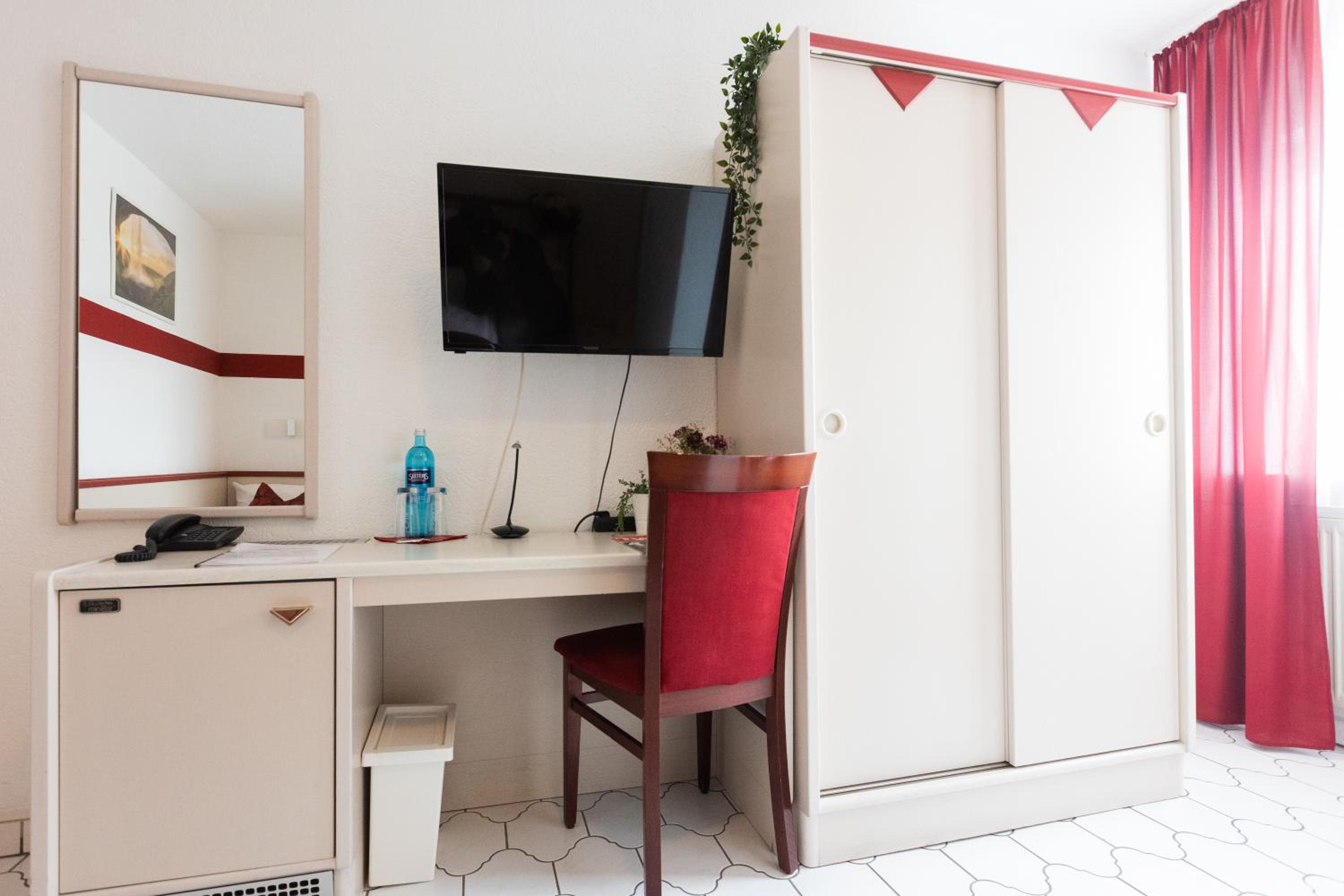 Budget Double Room - Photo 4