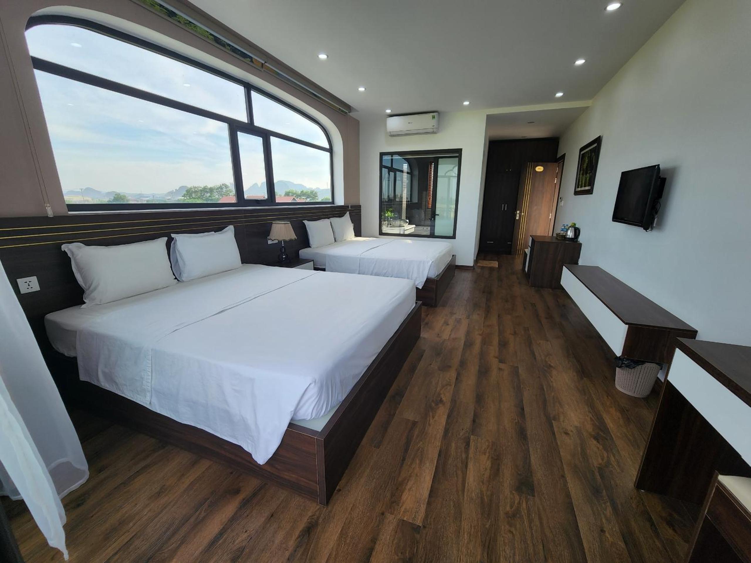 King Room with Balcony - Photo 16