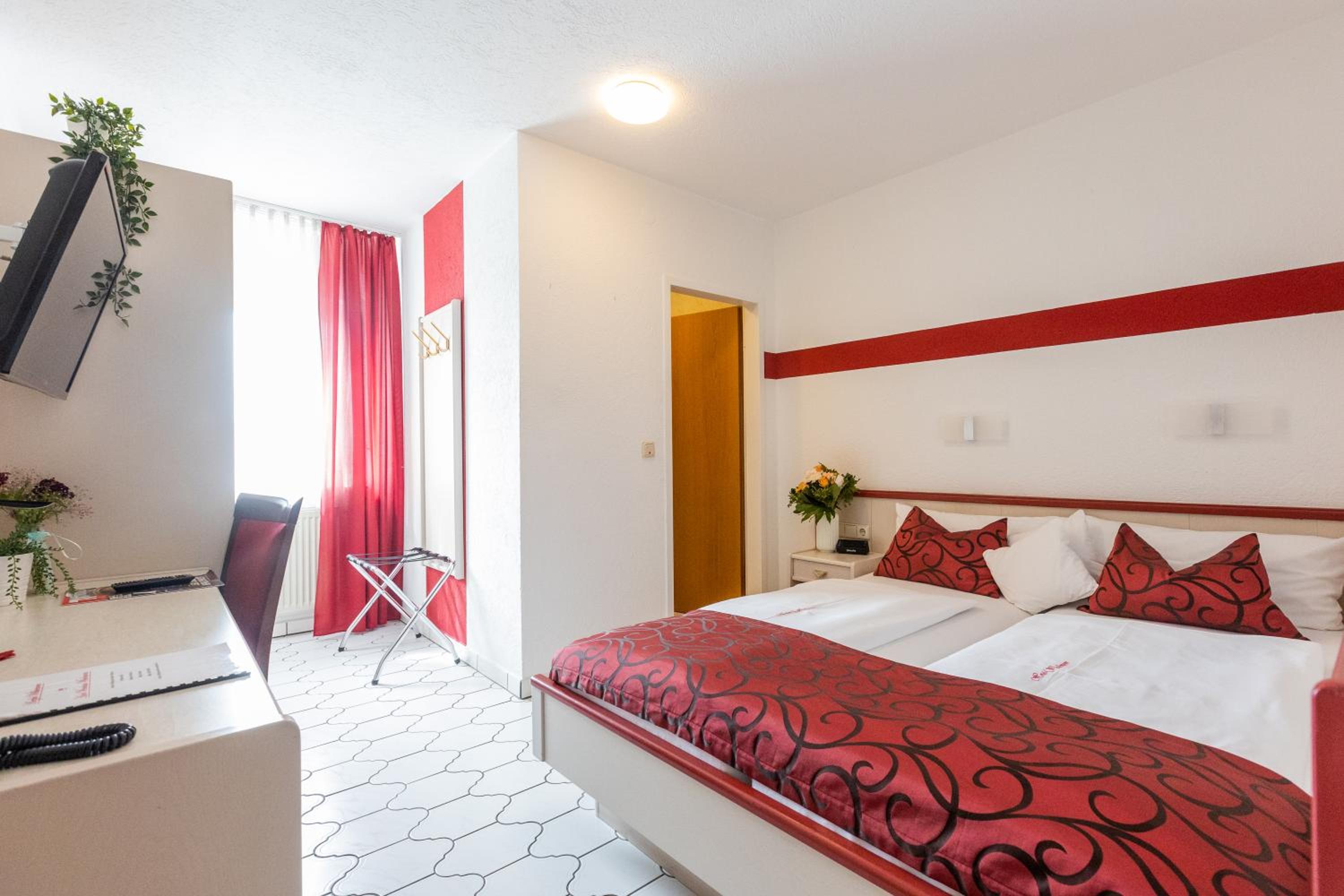 Budget Double Room - Photo 5