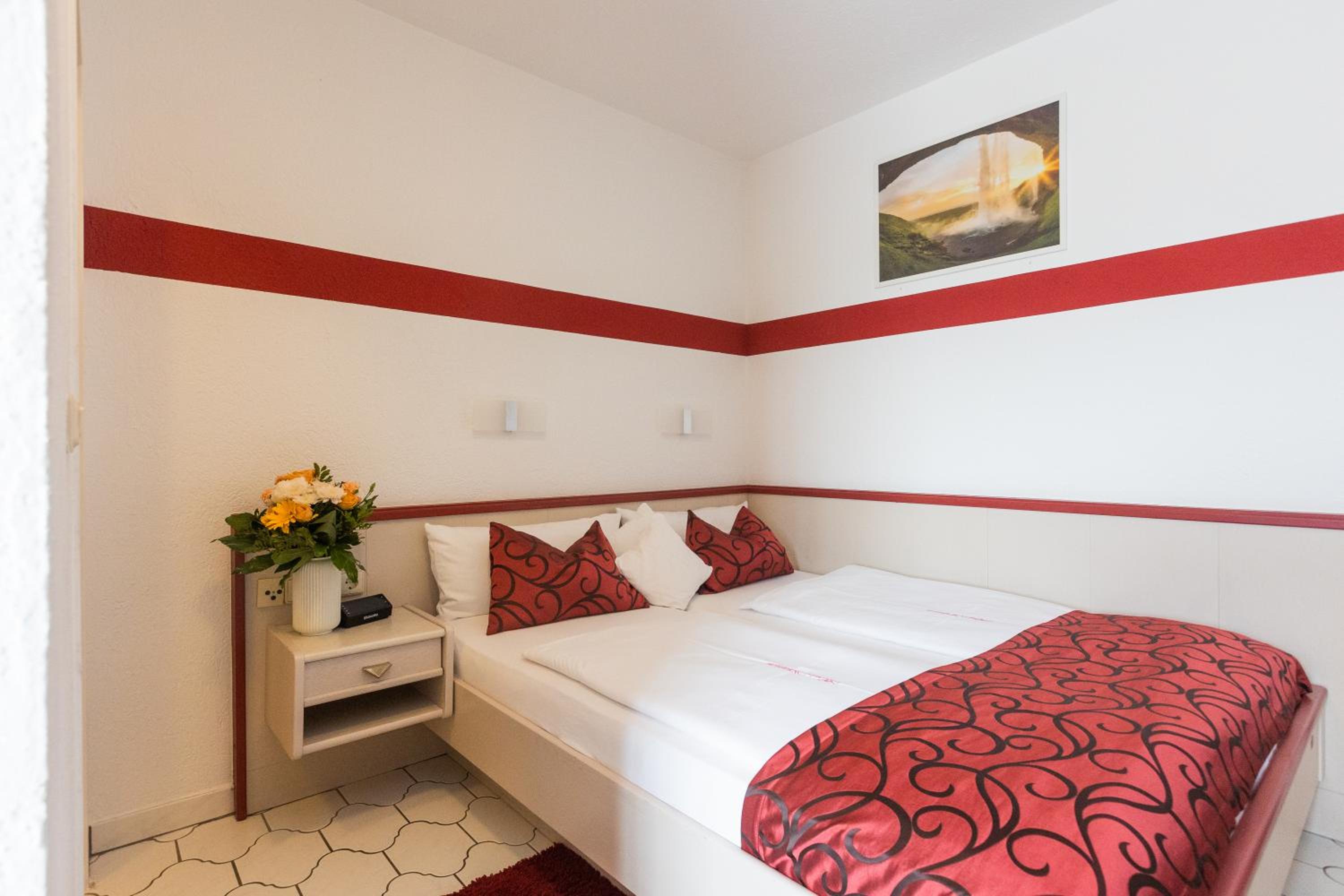 Budget Double Room - Photo 3