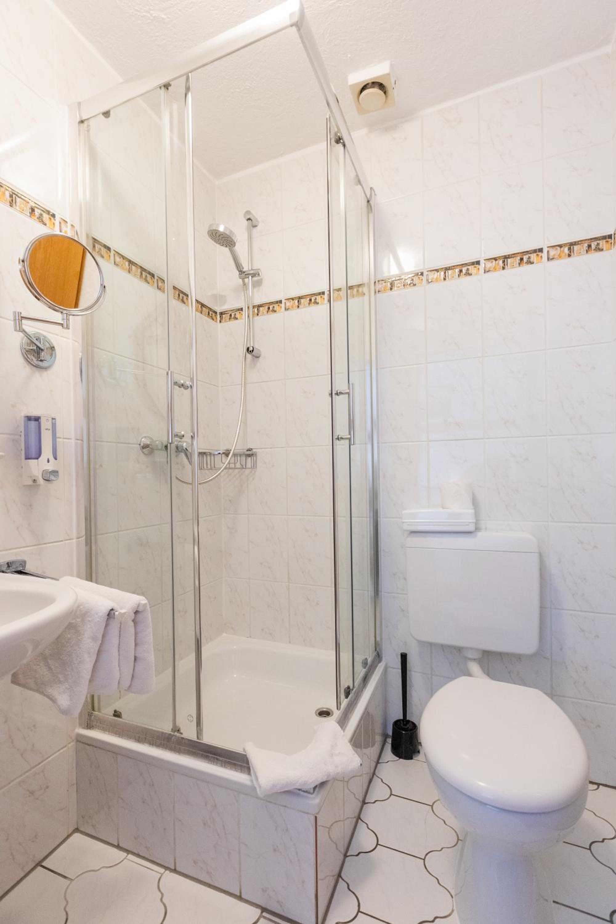 Budget Double Room - Photo 2