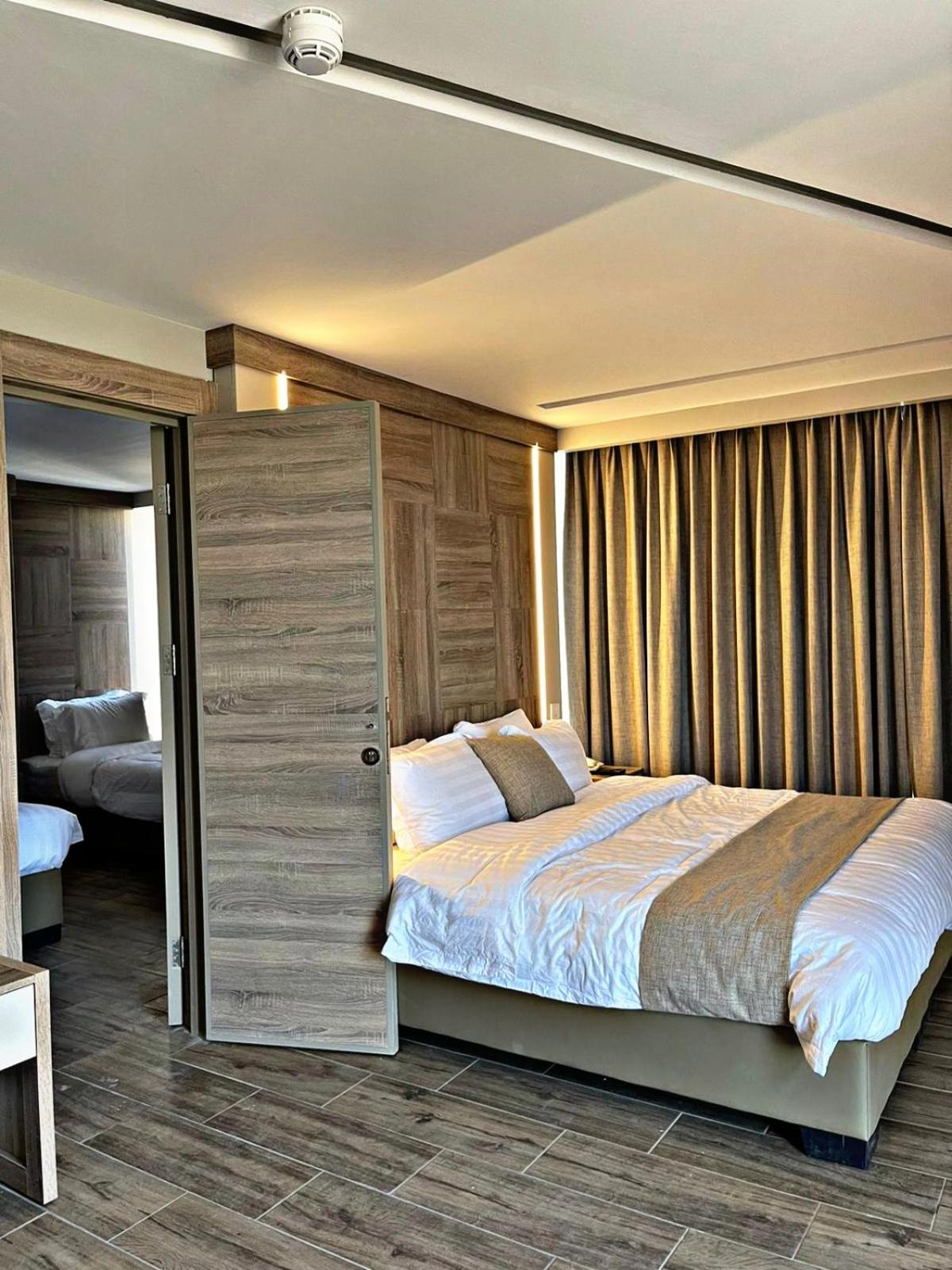 Deluxe Junior Suite photo 3