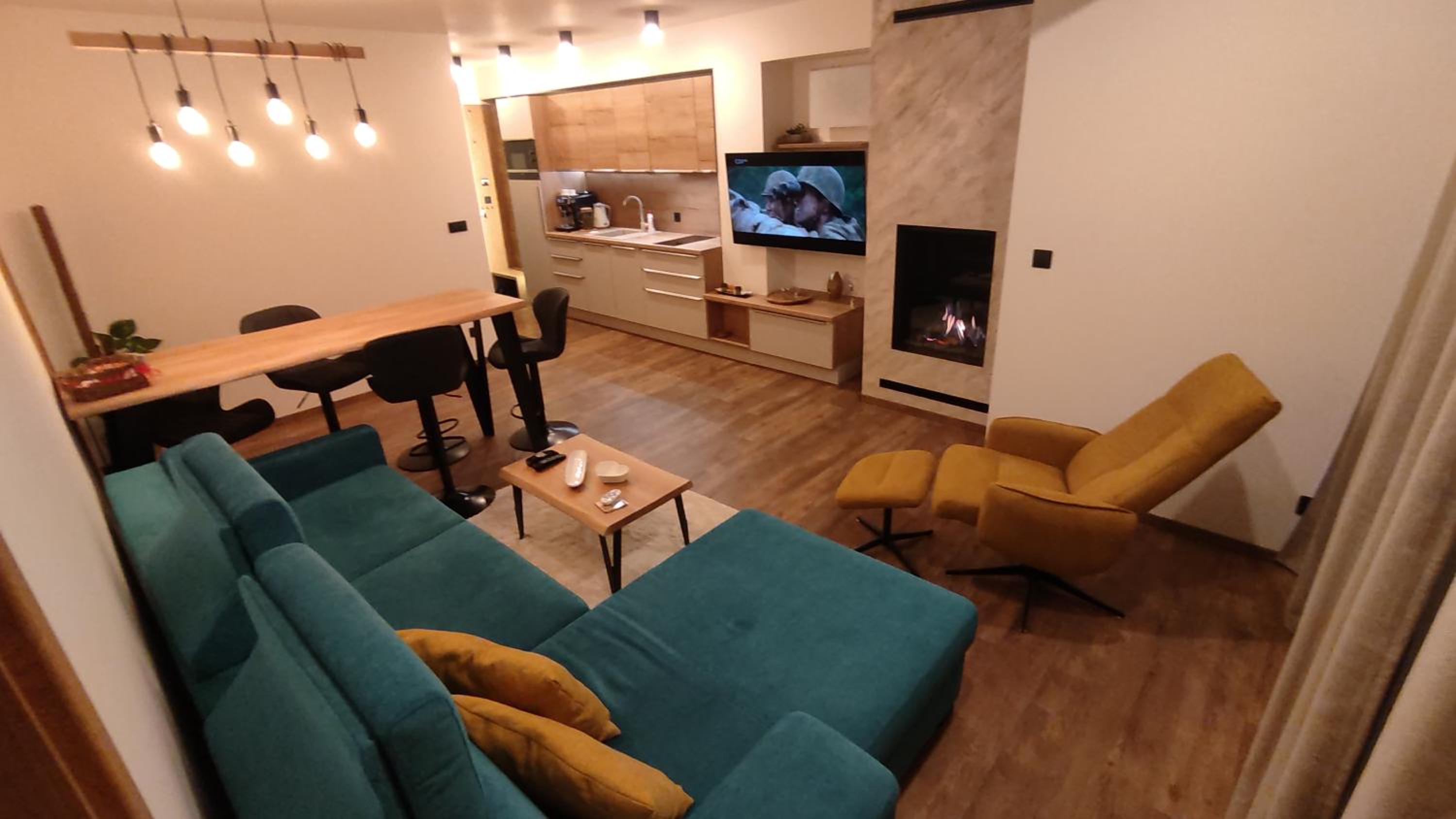 Apartment with Mountain View