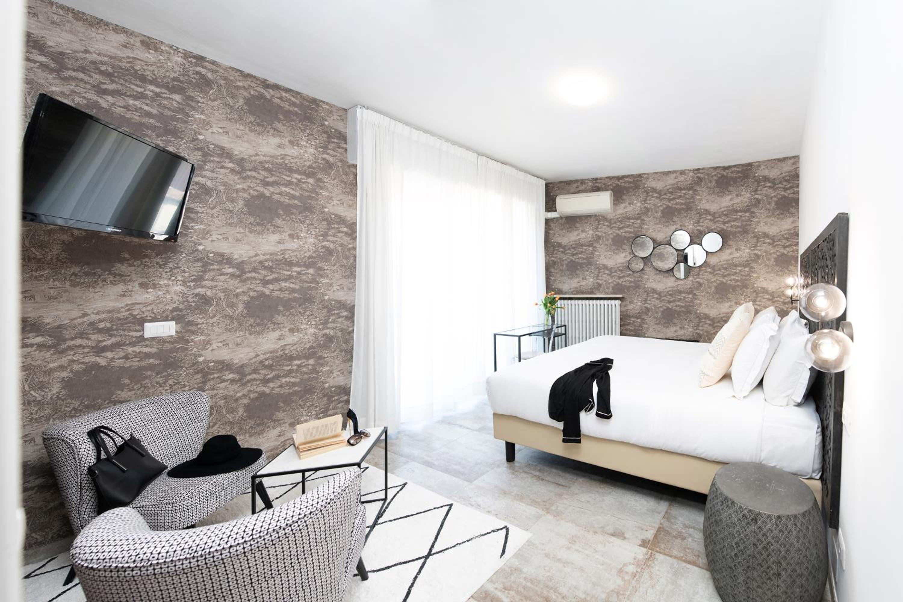 Superior King Room - Photo 8