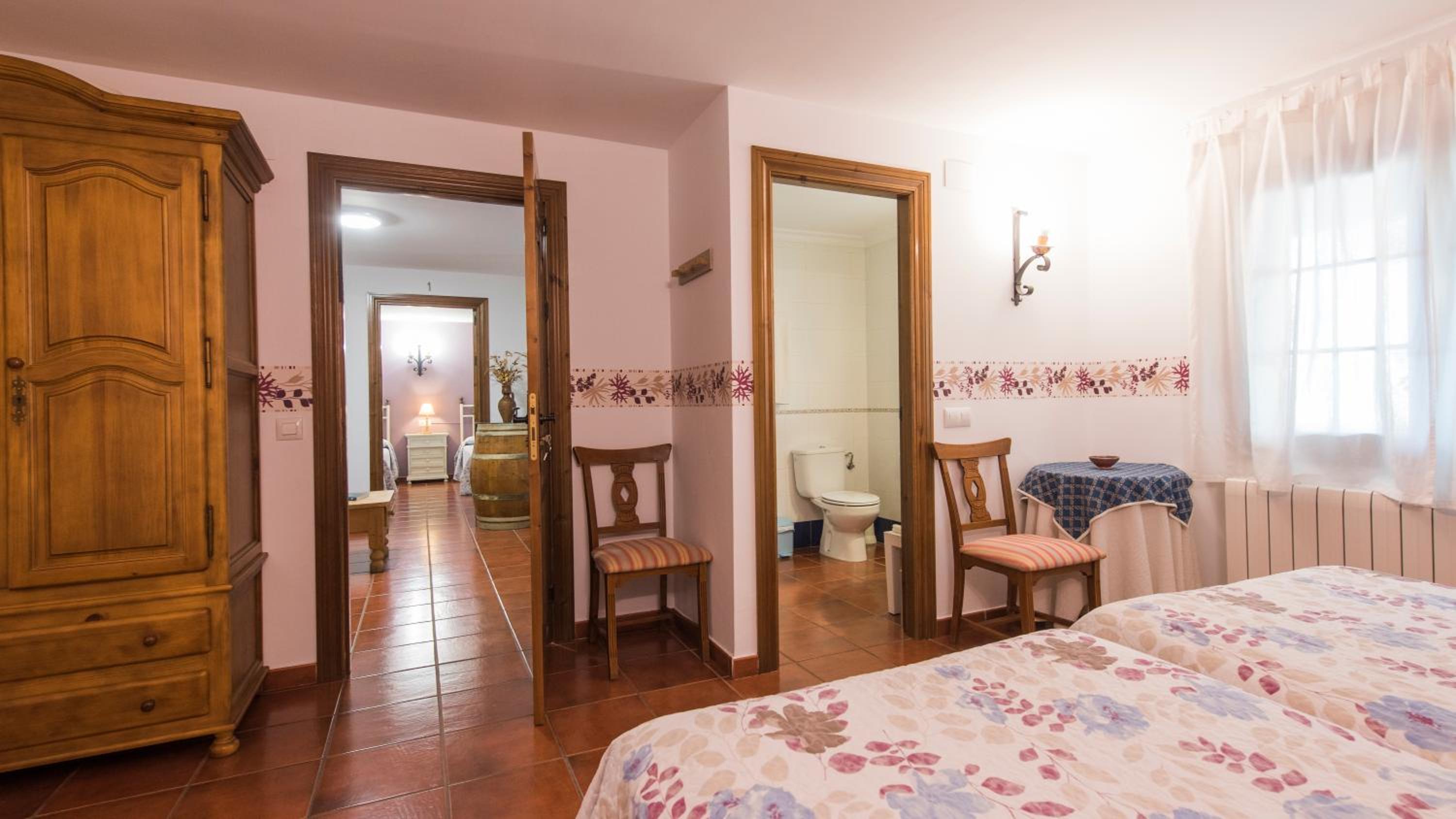 Twin Room with Private Bathroom photo 3