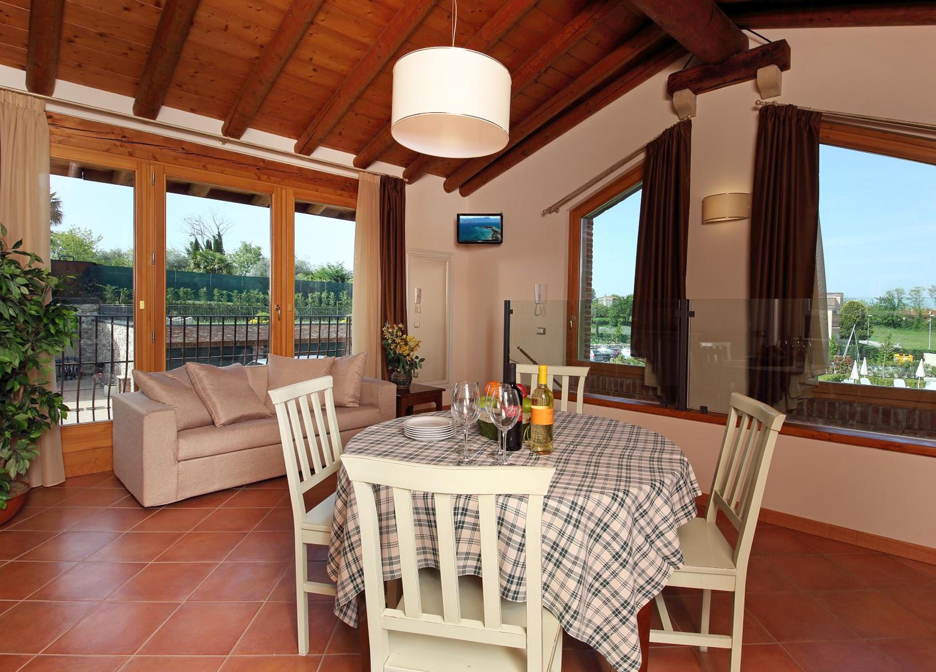 One-Bedroom Apartment Top with Garden View photo 2