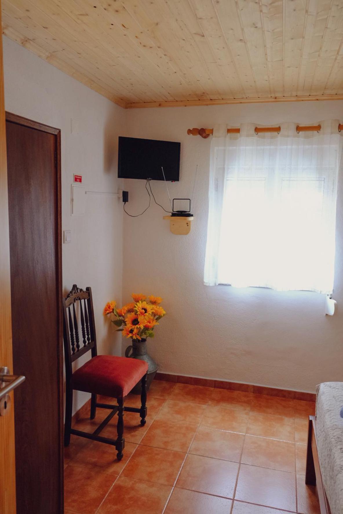 One-Bedroom Apartment - Photo 6