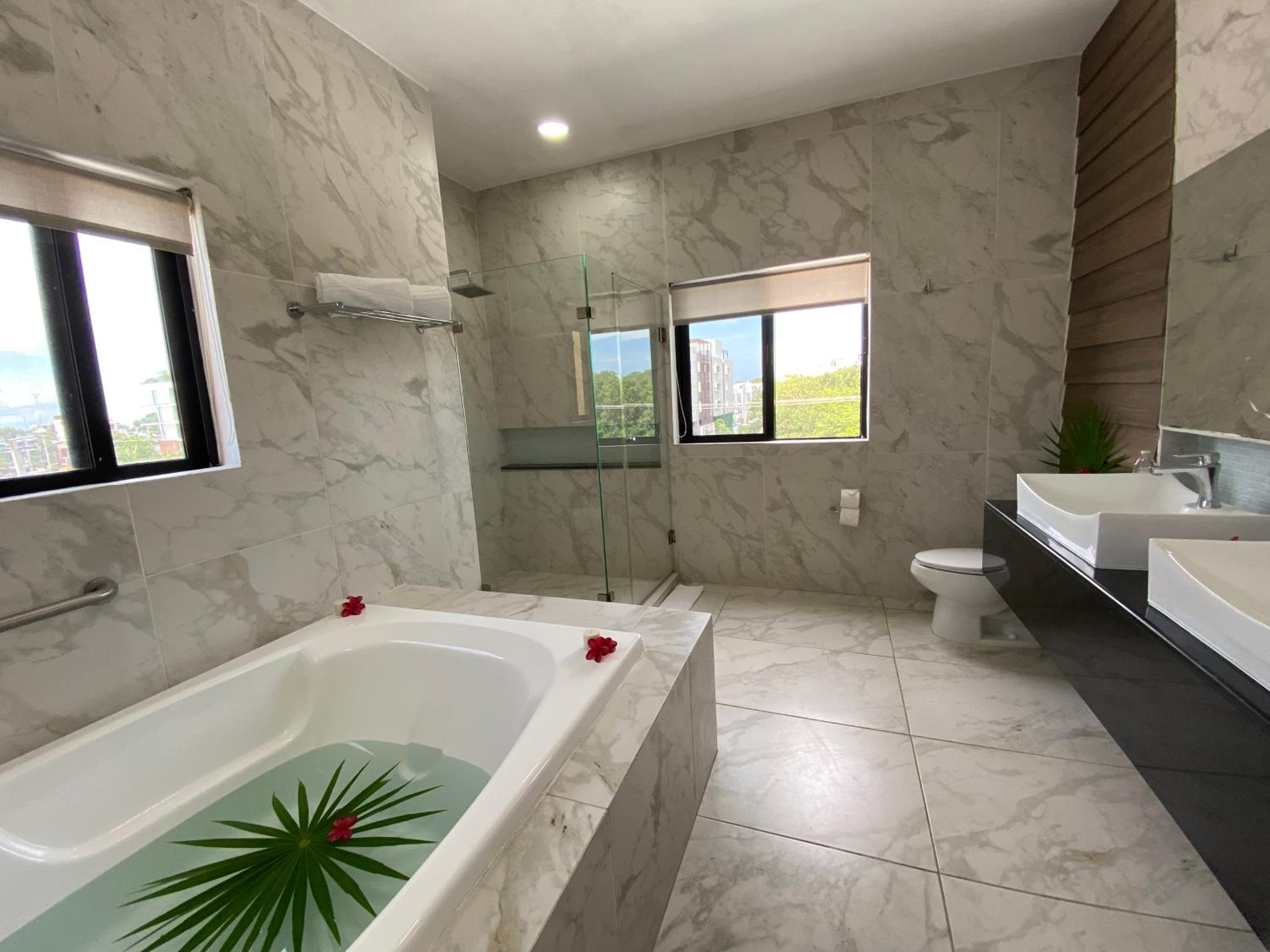 Deluxe King Room - Photo 22