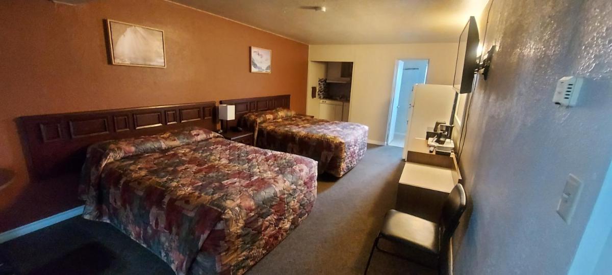 Queen Room with Two Queen Beds photo 1