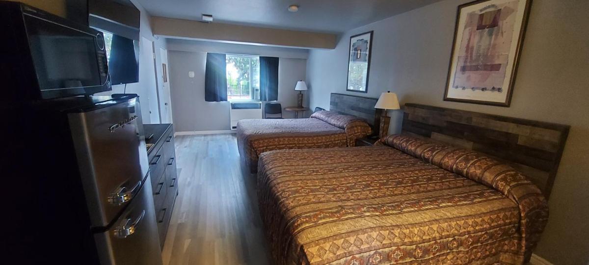 Queen Room with Two Queen Beds photo 3