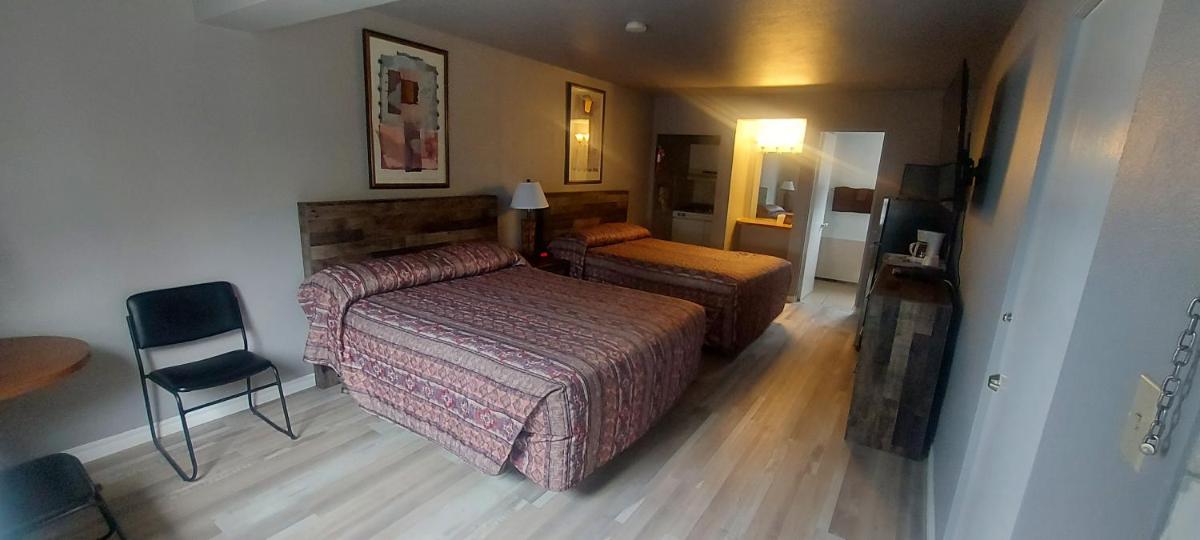 Queen Room with Two Queen Beds photo 2