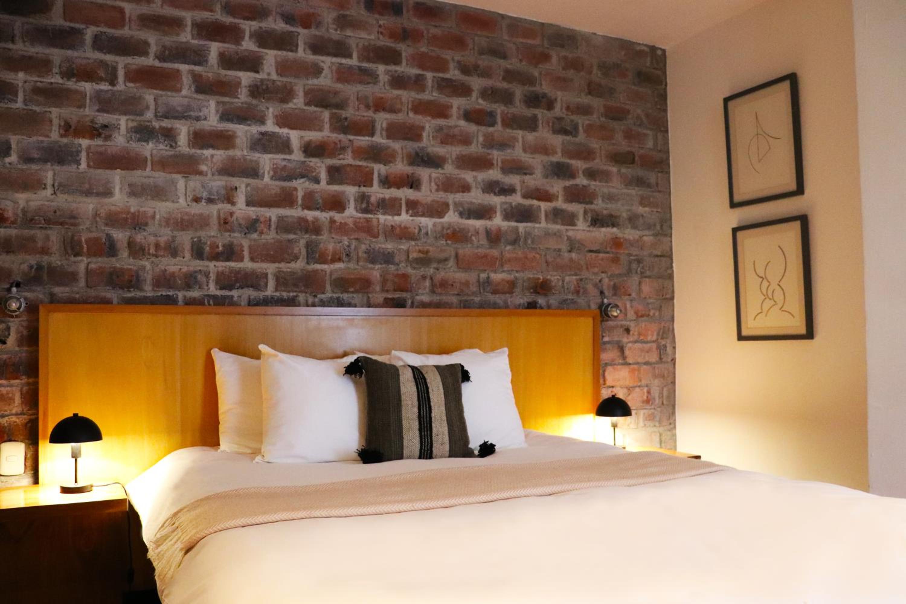 Queen Room photo 2