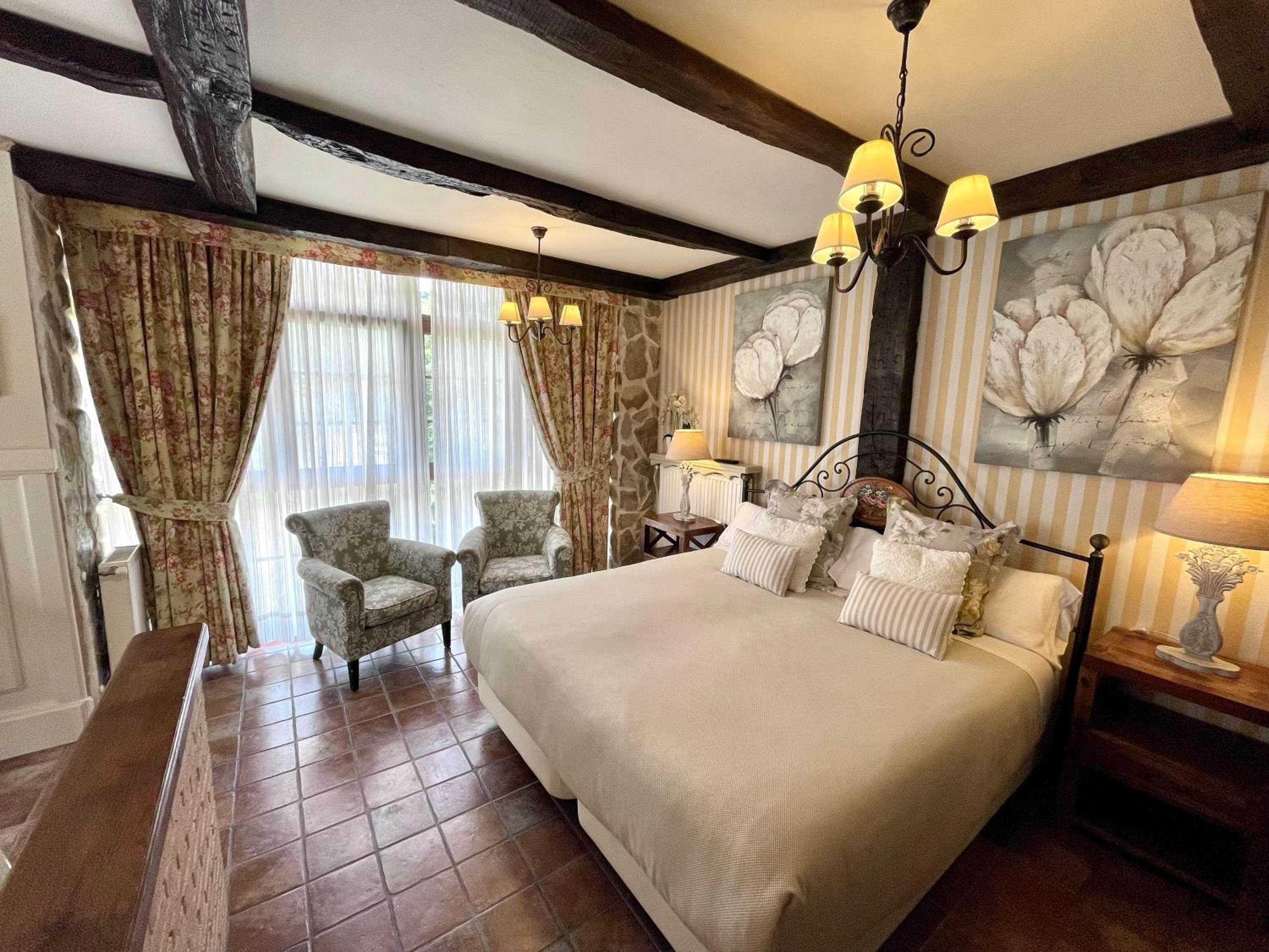Family Two-Bedroom Suite with Jacuzzi photo 2