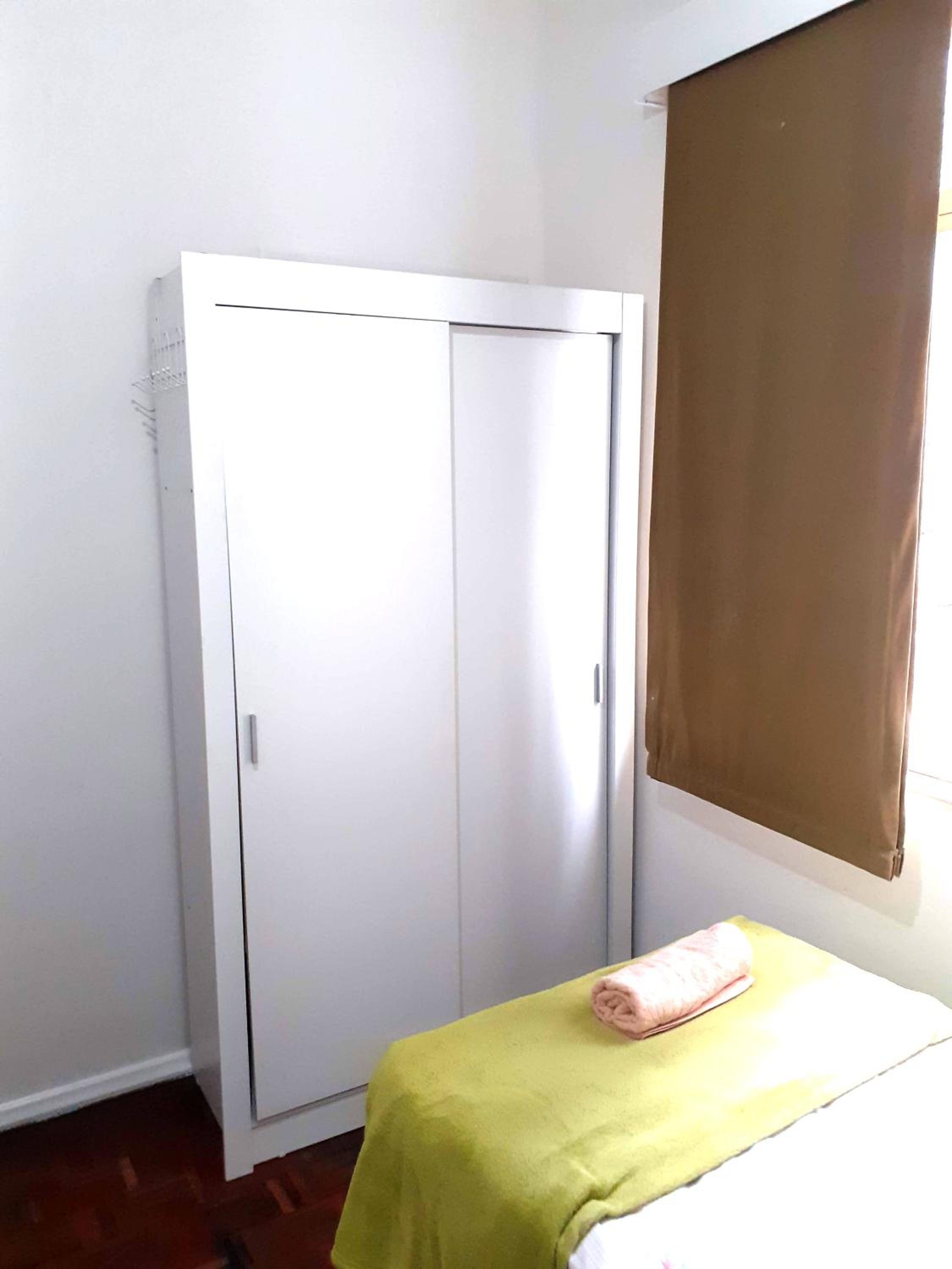 Large Twin Room - Photo 8