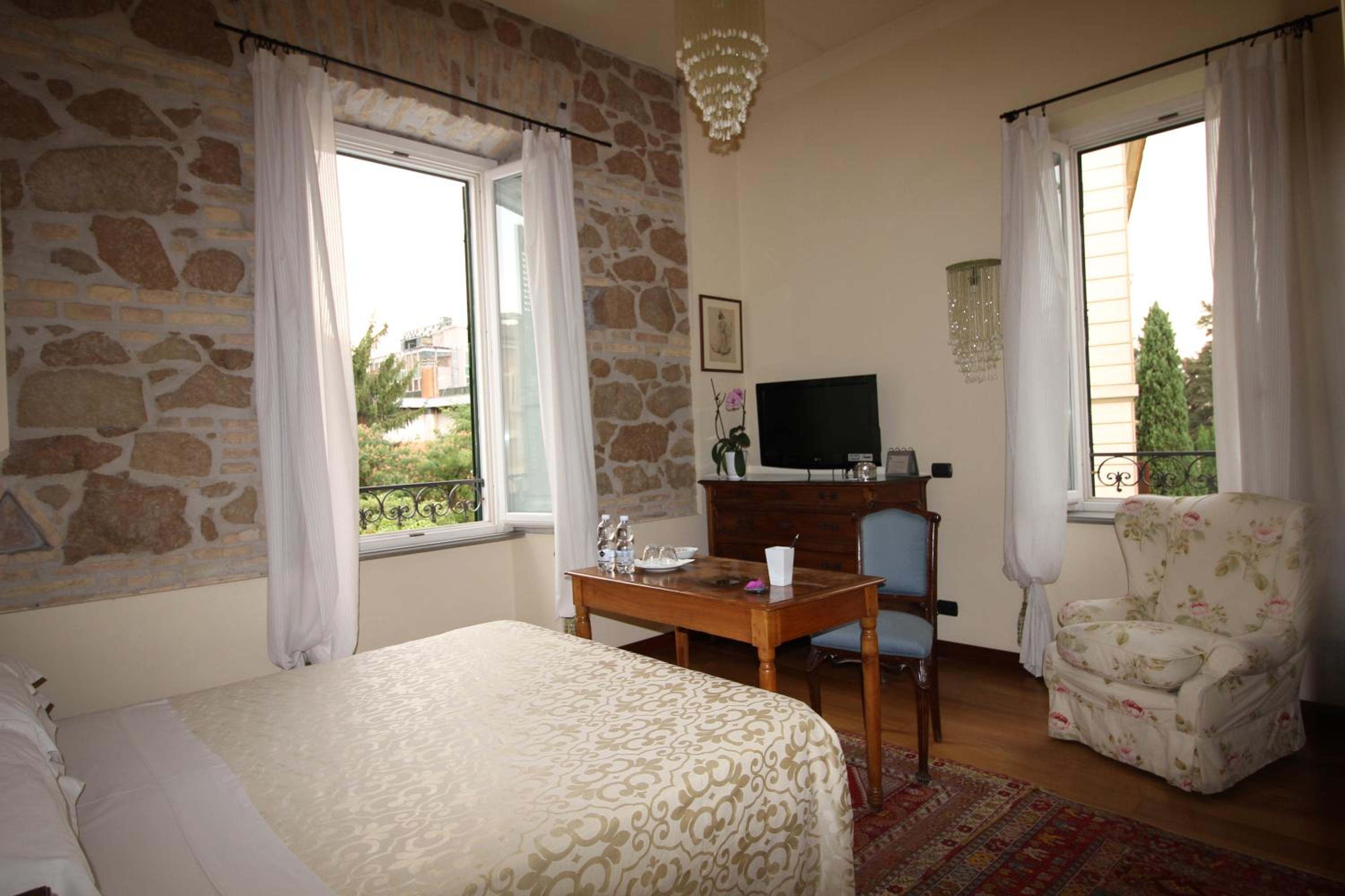 Deluxe King Room photo 1