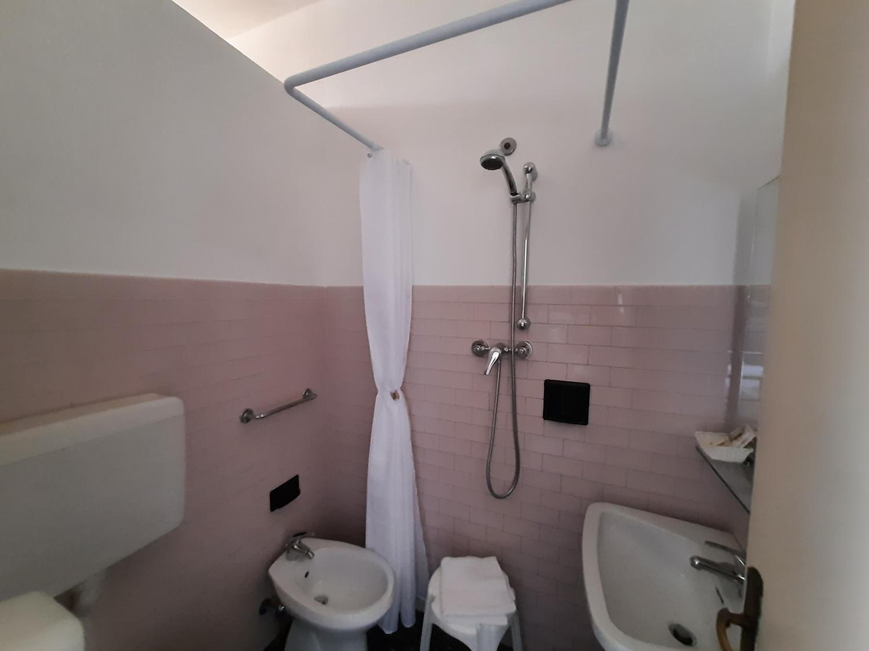 Economy Double or Twin Room - Photo 9
