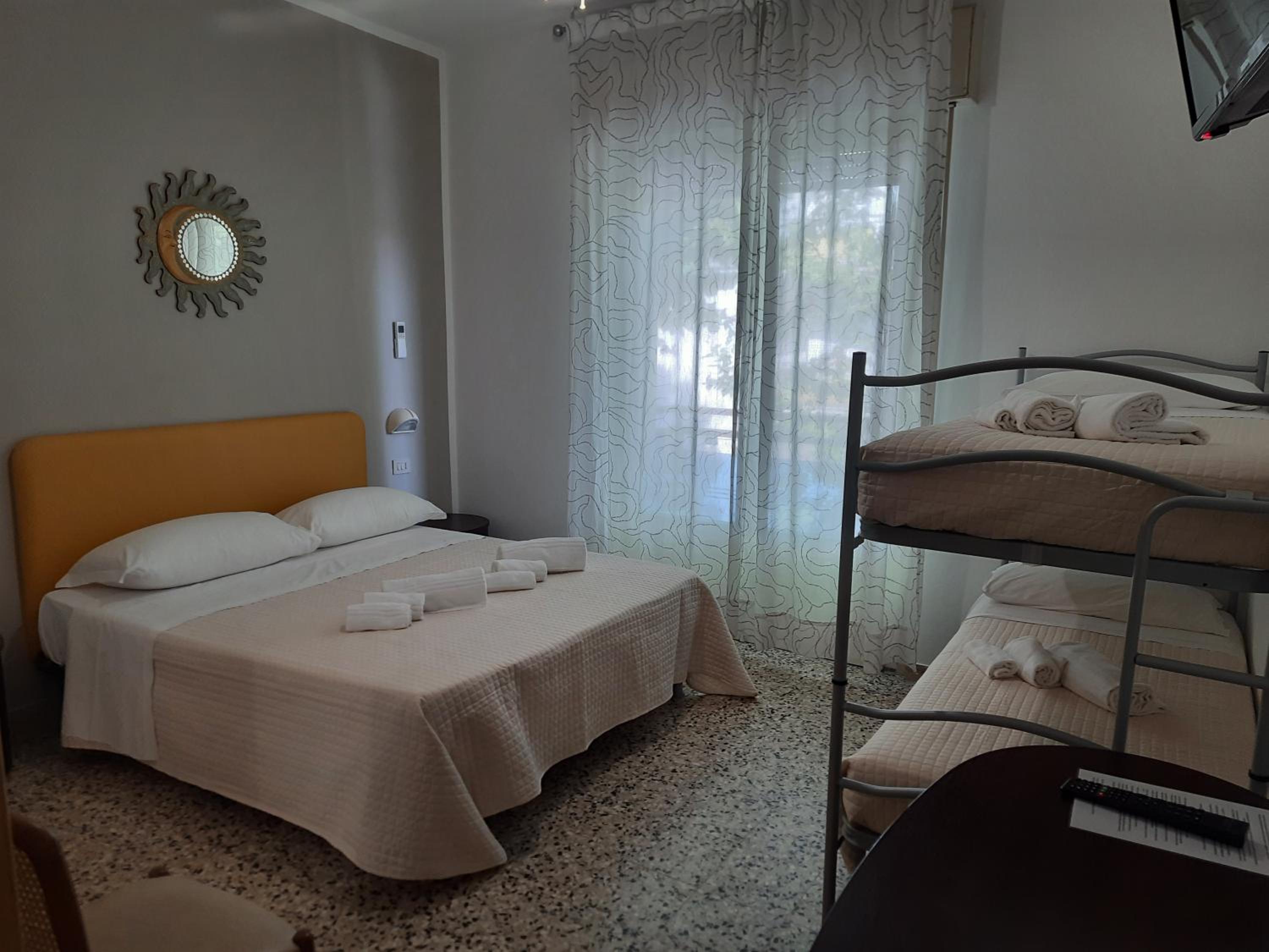 Standard Quadruple Room - Photo 13