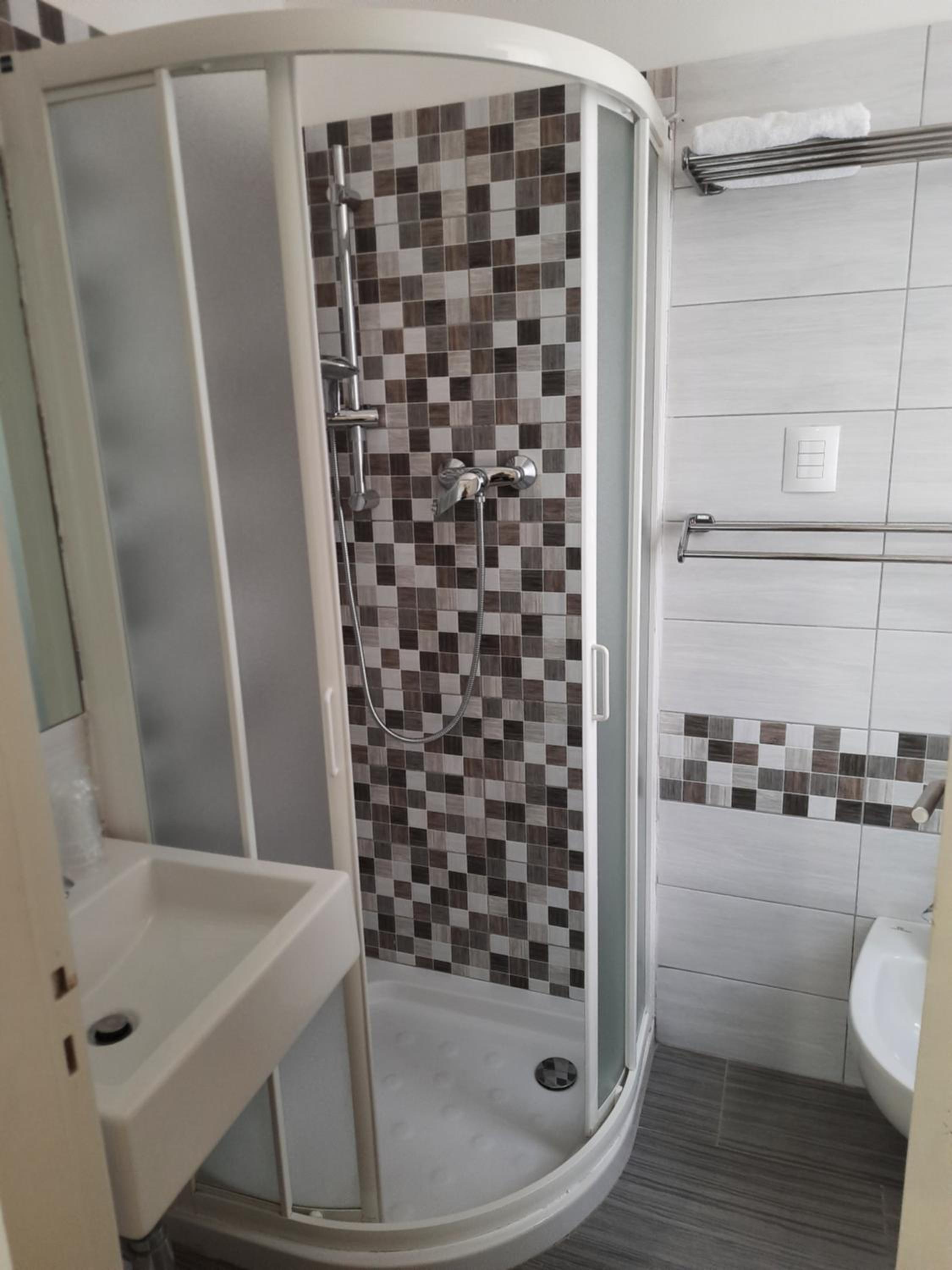 Standard Quadruple Room - Photo 11