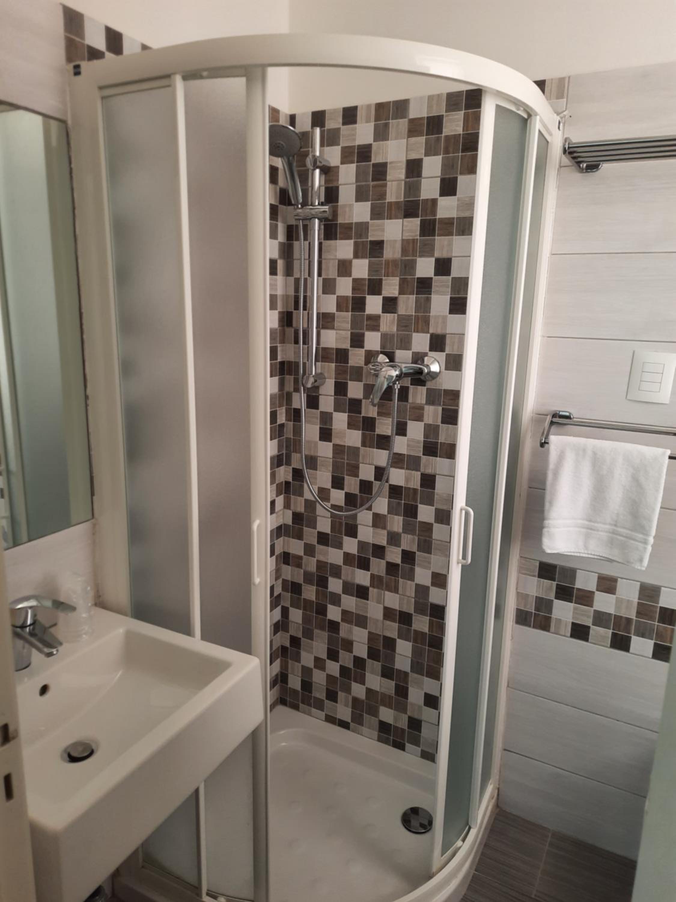 Standard Quadruple Room - Photo 10