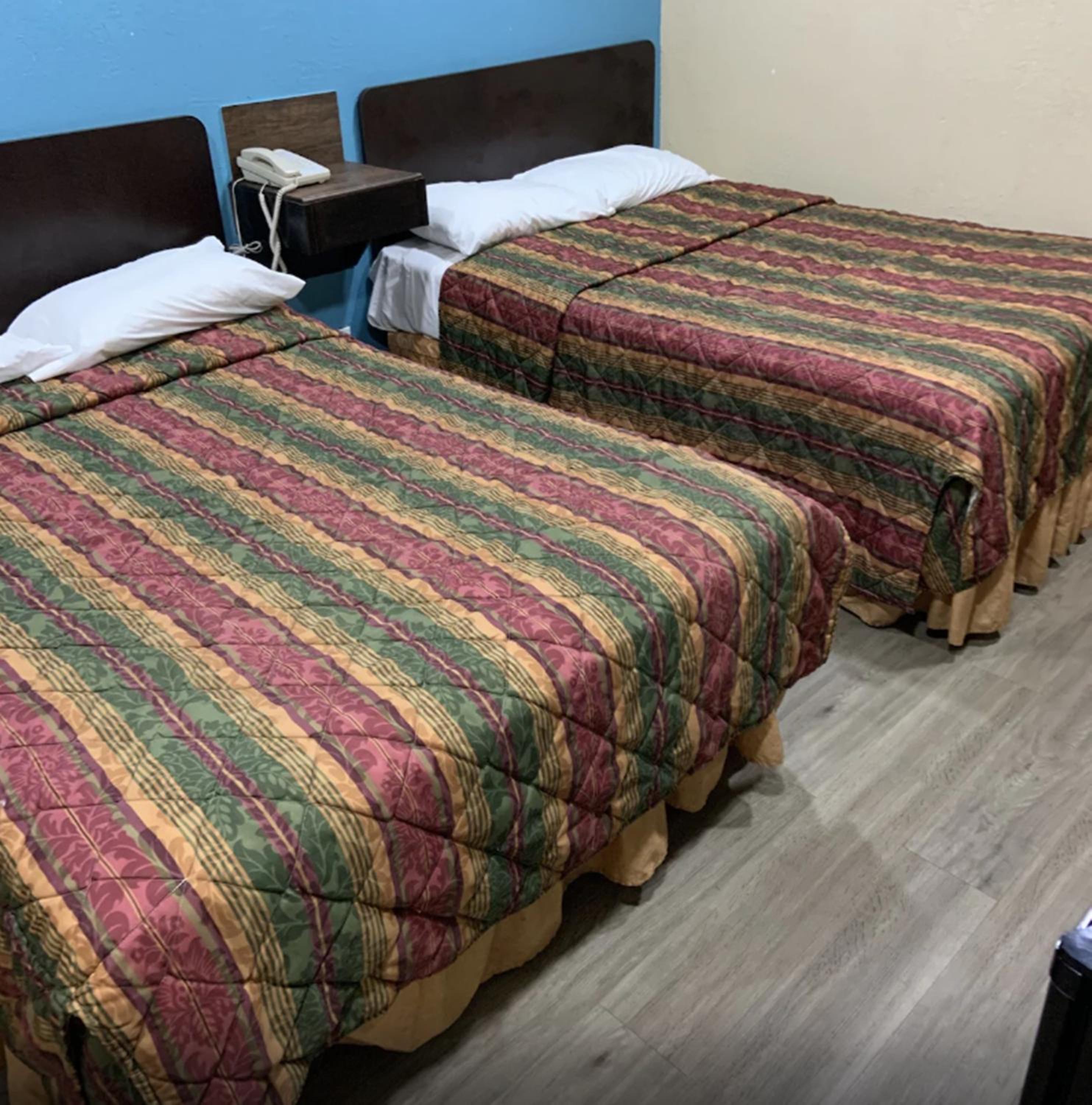 Queen Room with Two Queen Beds - Photo 4
