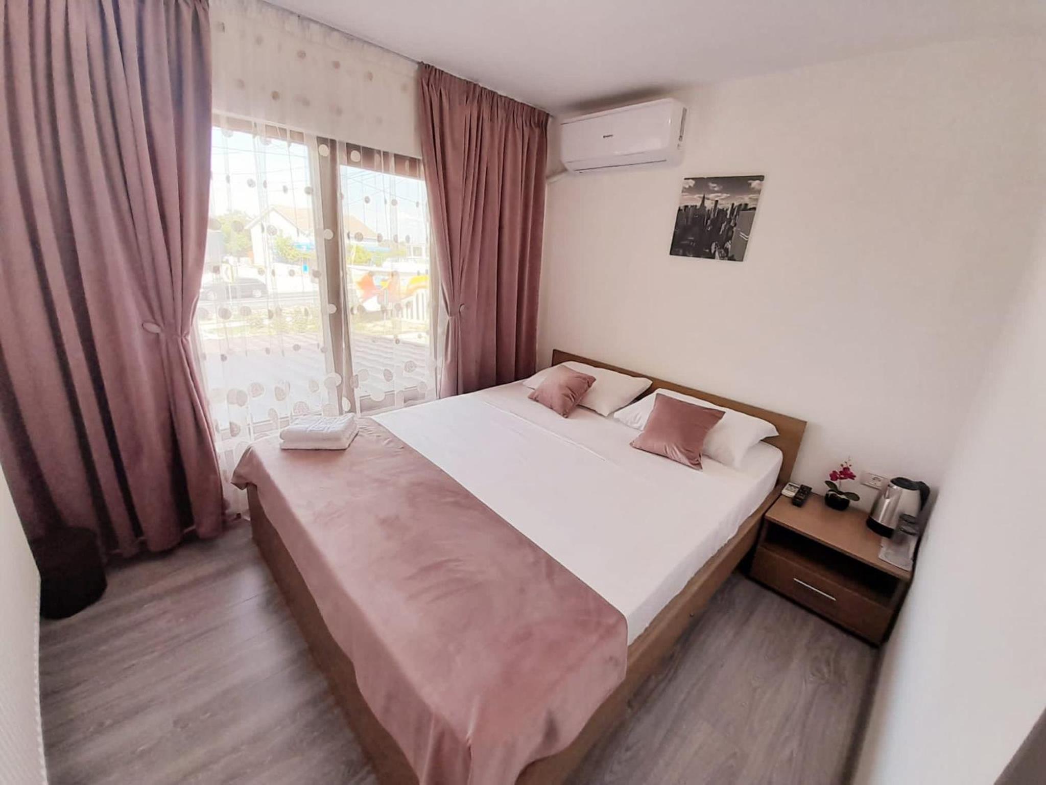 Double Room with Private Bathroom photo 1