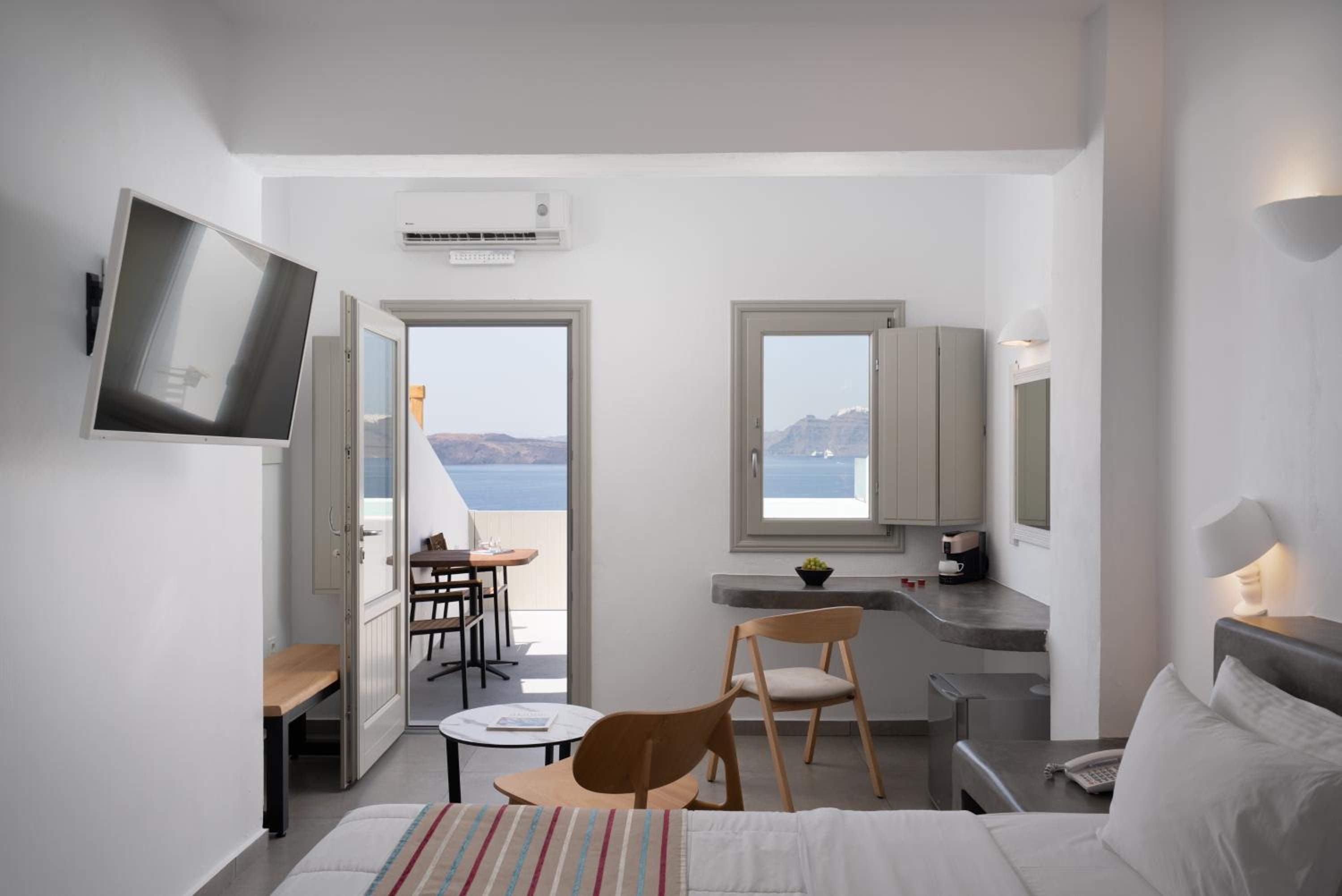 Junior suite Plunge pool & Caldera view