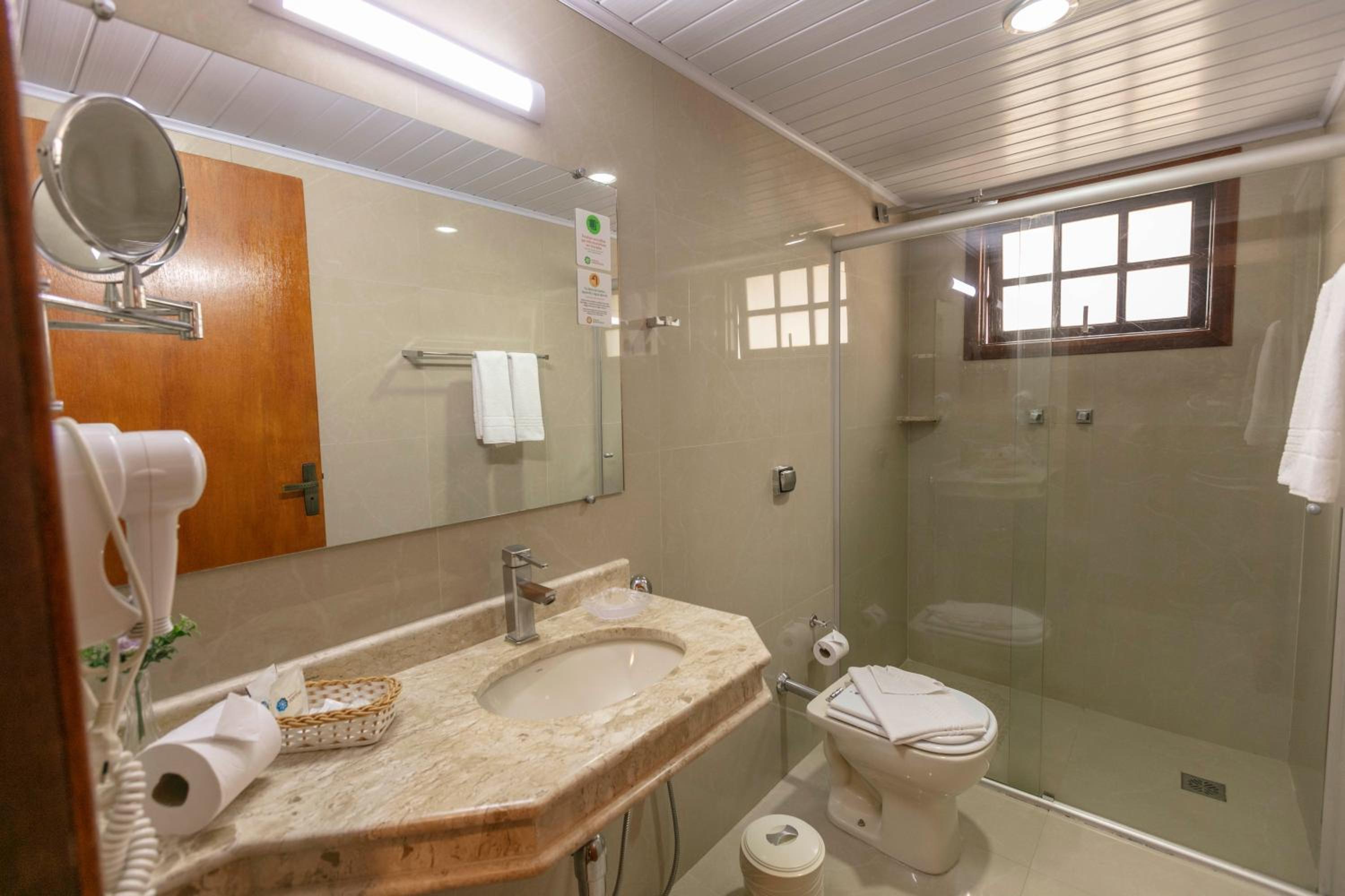 Standard Quadruple Room thumbnail 5