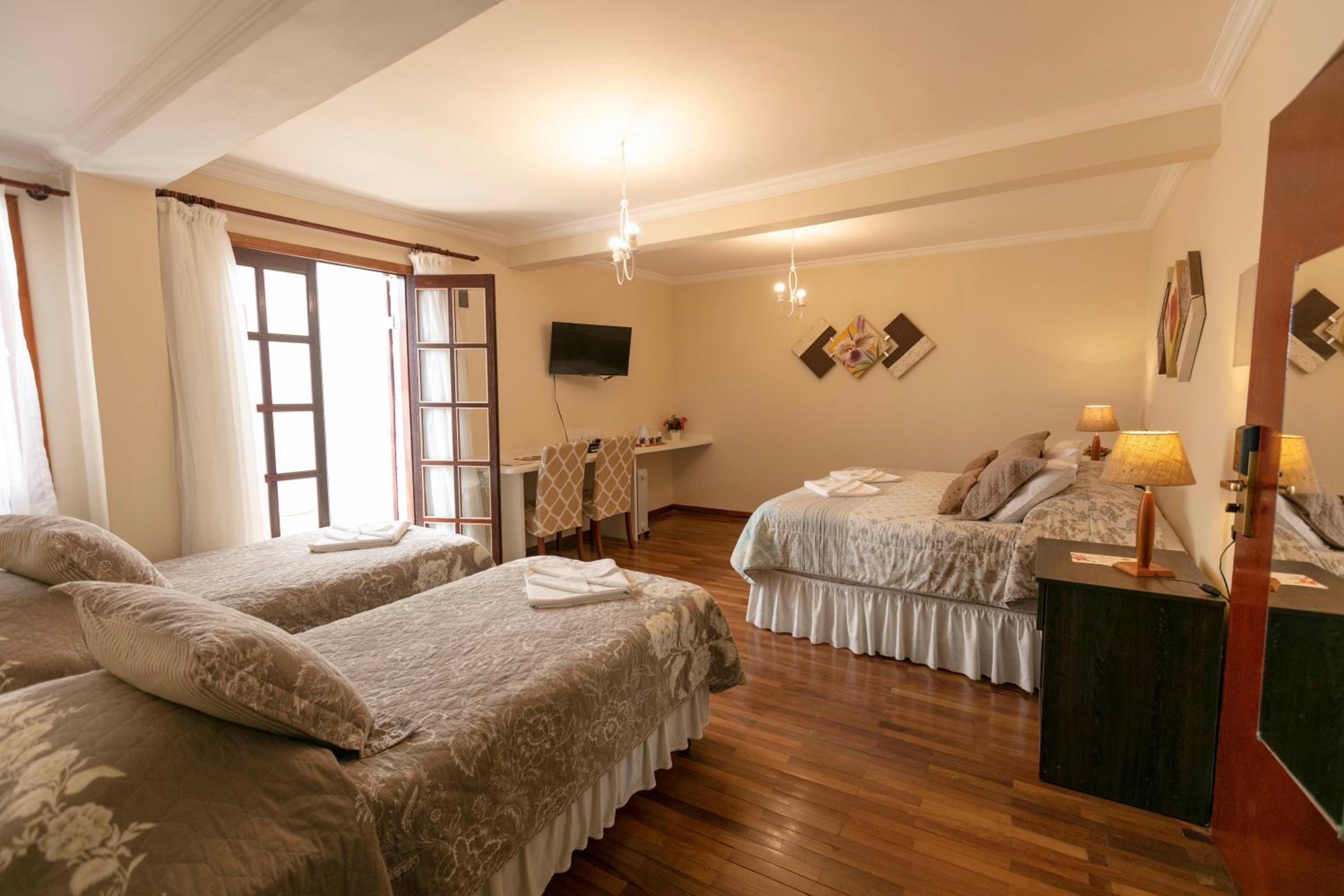 Standard Quadruple Room thumbnail 6