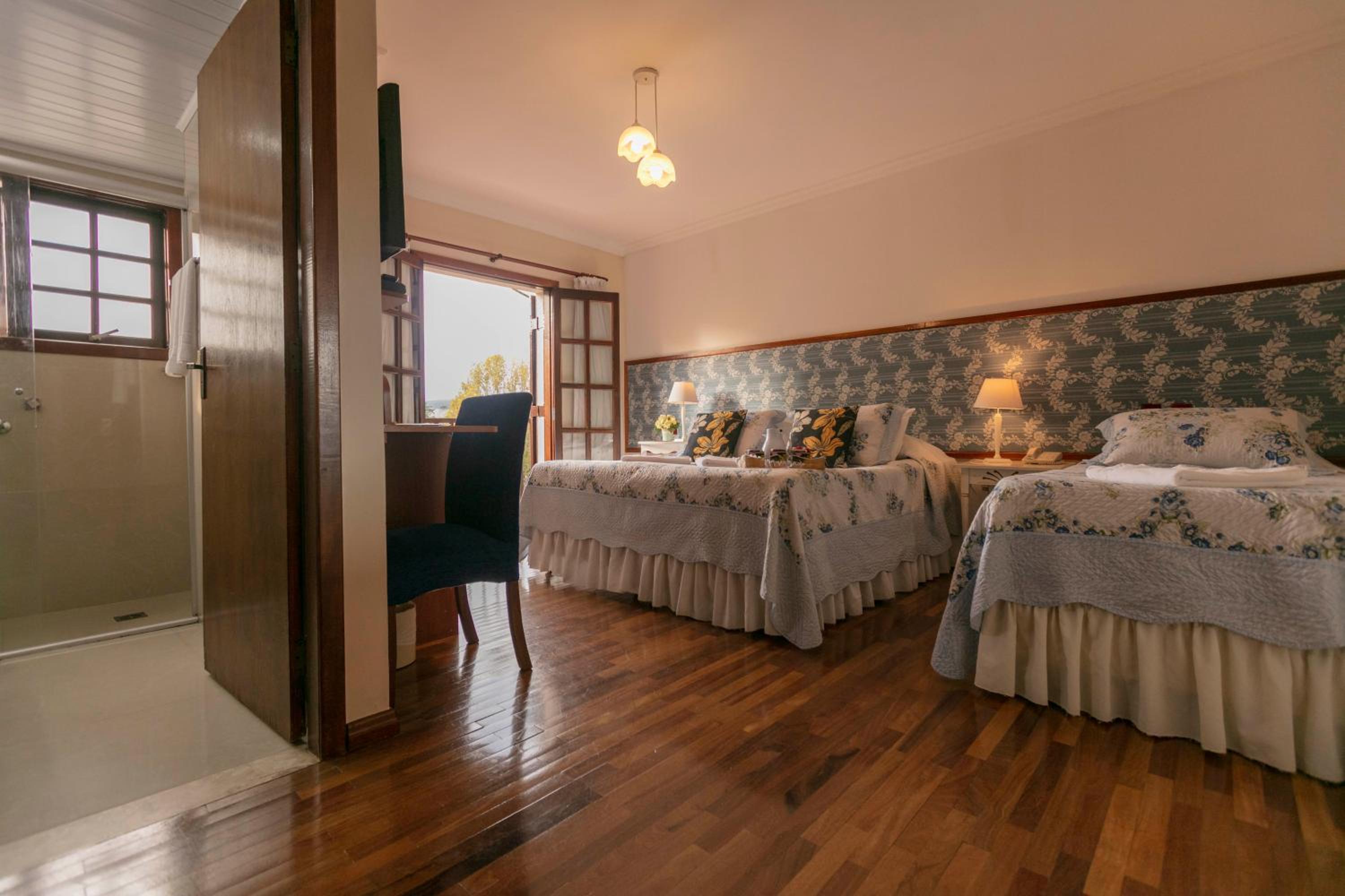 Luxury Triple Room with Balcony thumbnail 5