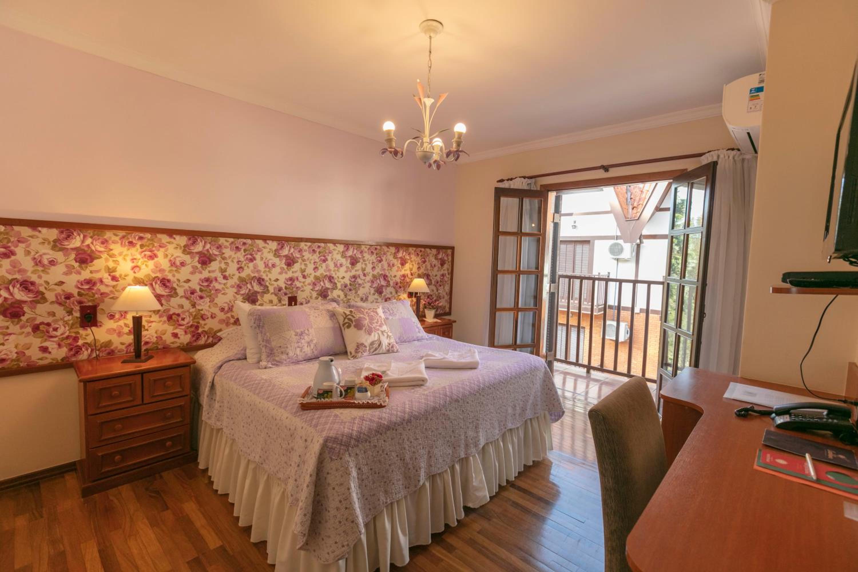 Luxury Double or Twin Room with Balcony thumbnail 6