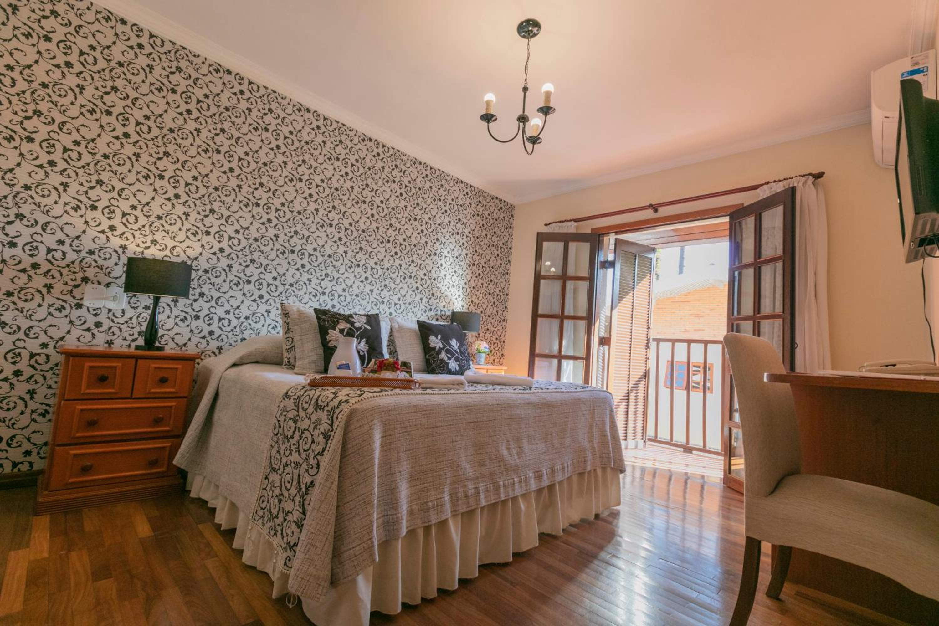 Luxury Double or Twin Room with Balcony thumbnail 5