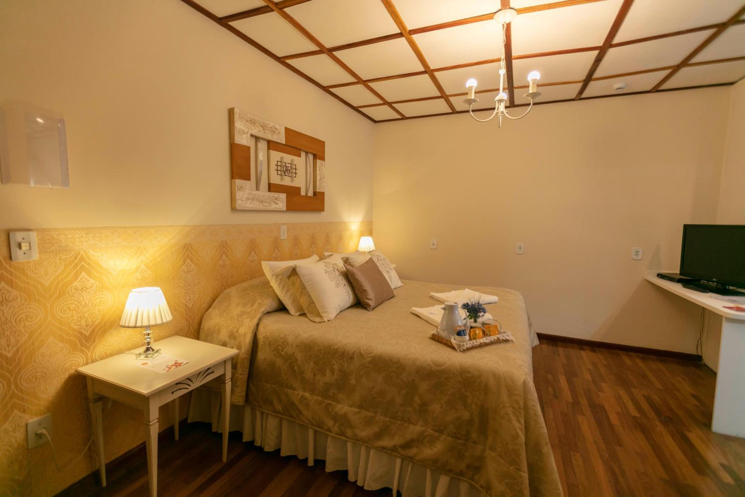 Deluxe Double Room with Bath thumbnail 5